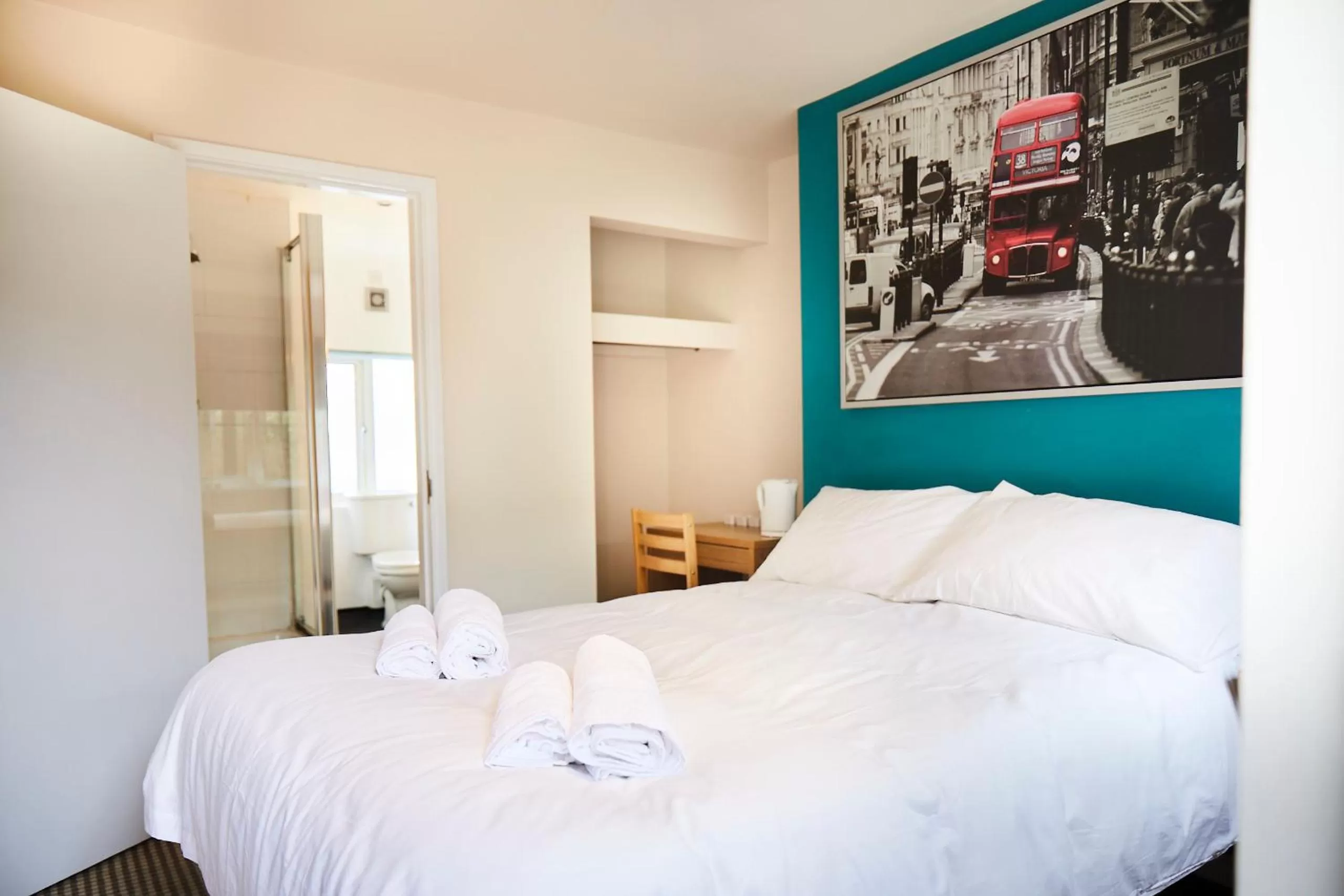 Bedroom, Bed in The Lord Grenfell