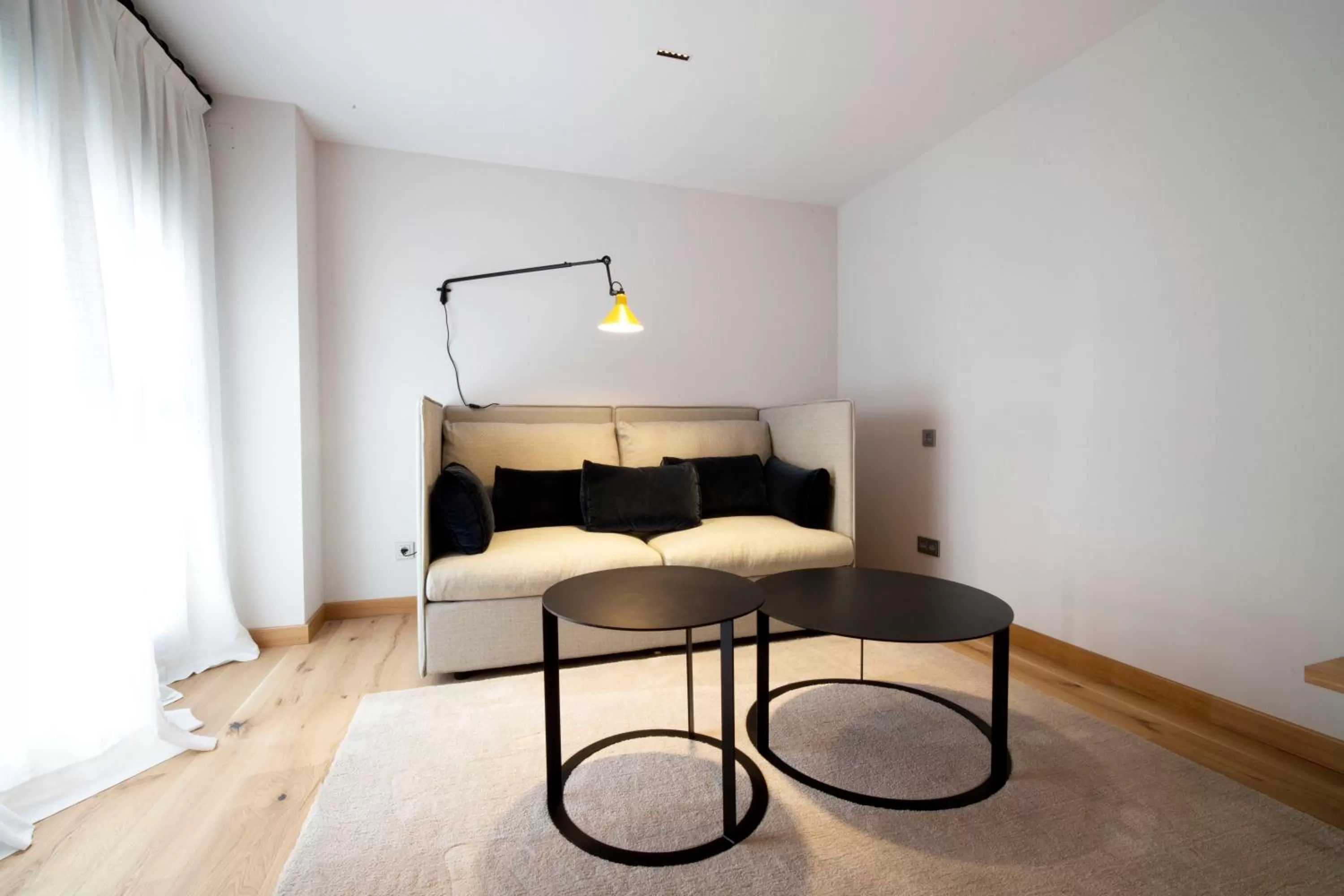 Seating area, Bed in Zenit Sevilla