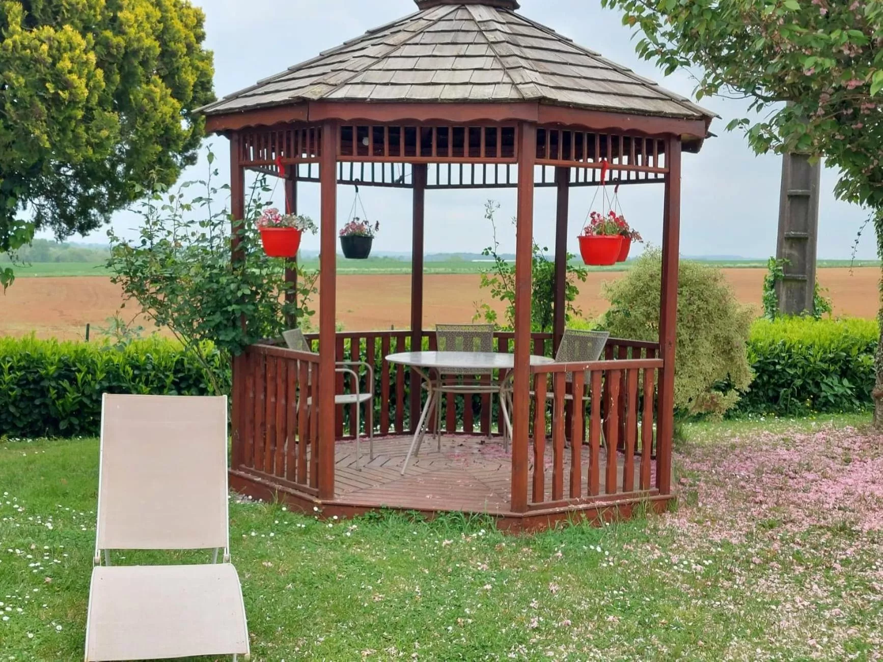 Patio in Le Mareuillais Hotel-Restaurant