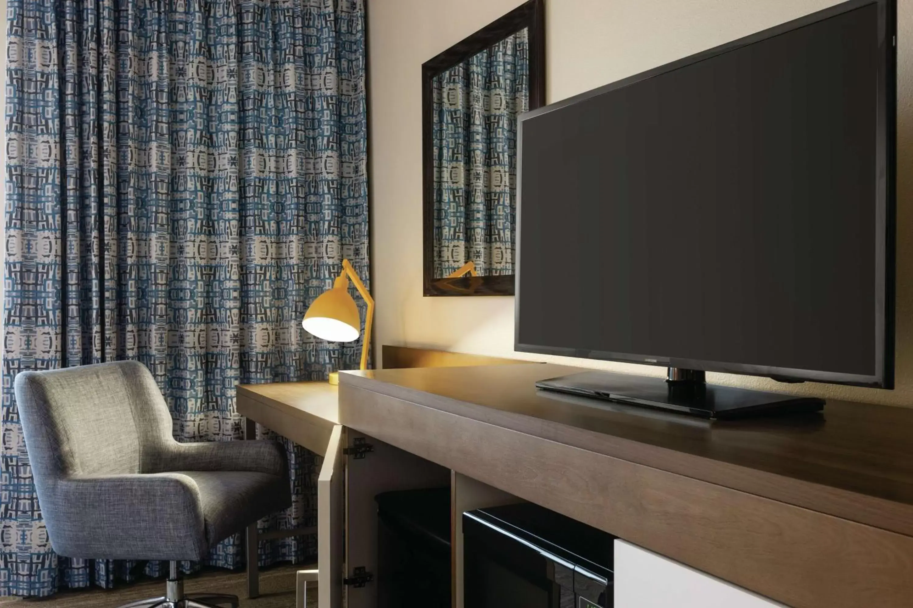 Bedroom, TV/Entertainment Center in Hampton Inn & Suites Dallas-Mesquite