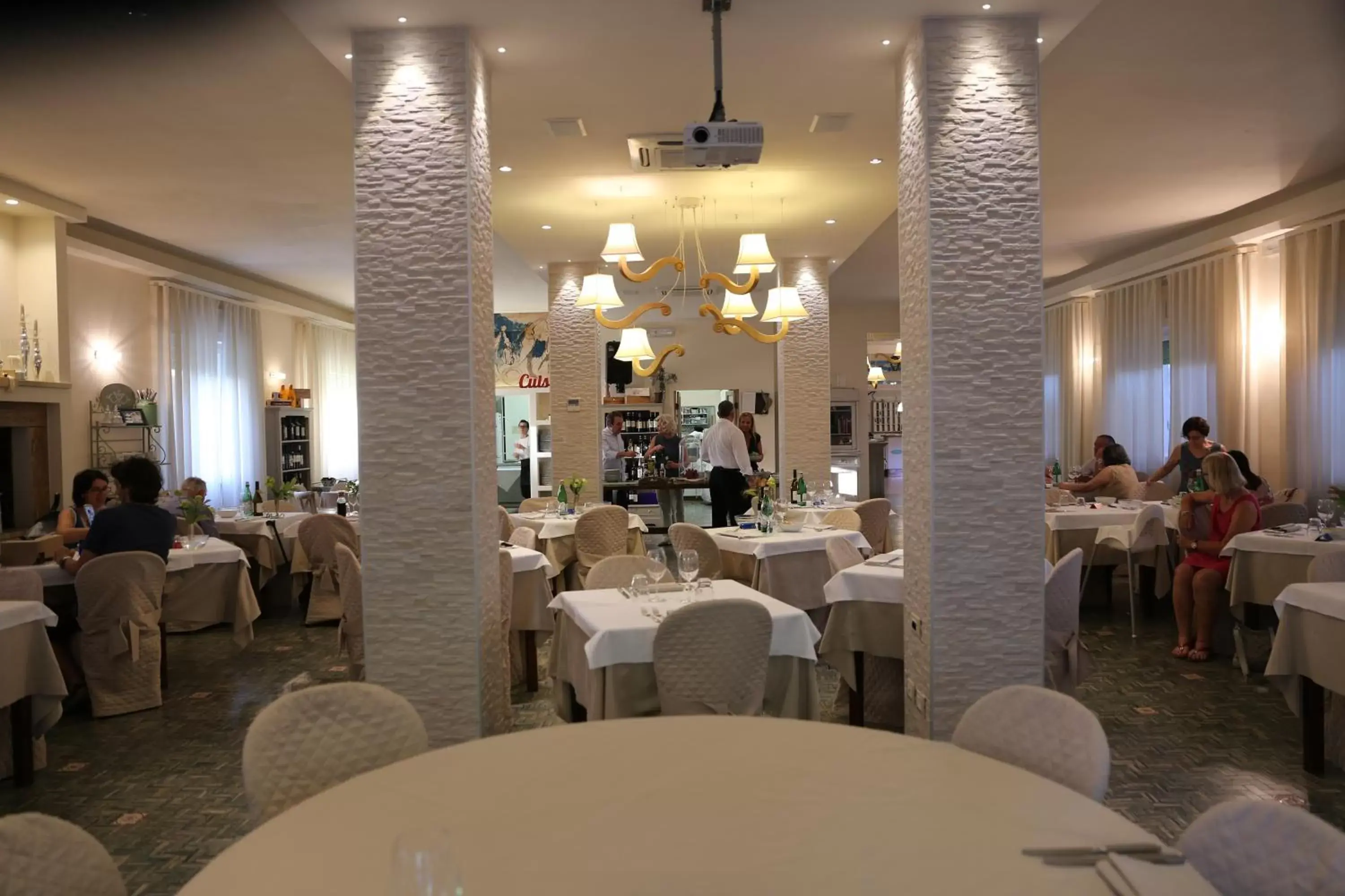 Restaurant/Places to Eat in Hotel Massimo