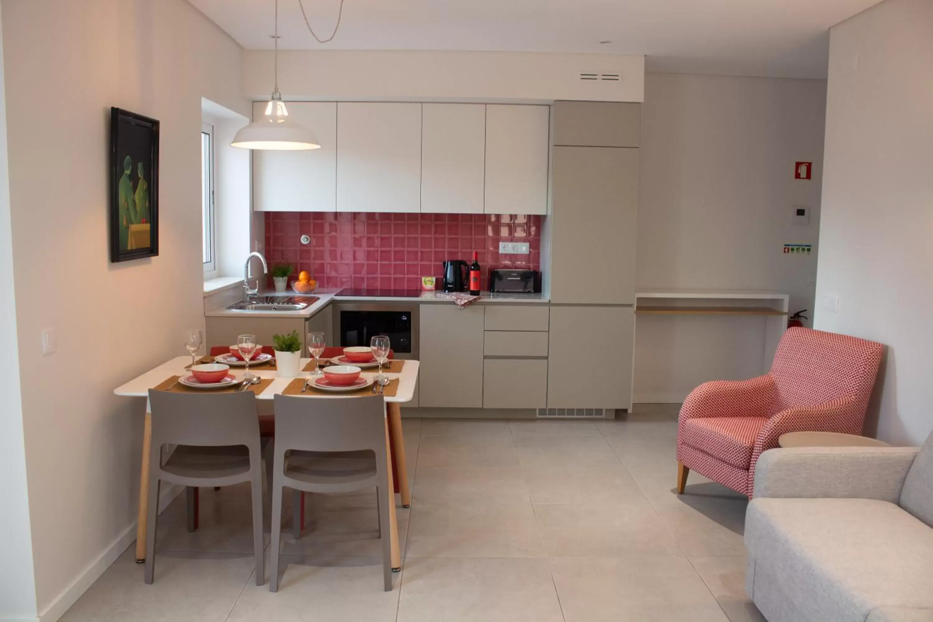 Dining area, Kitchen/Kitchenette in Cardeal Suites & Apartments