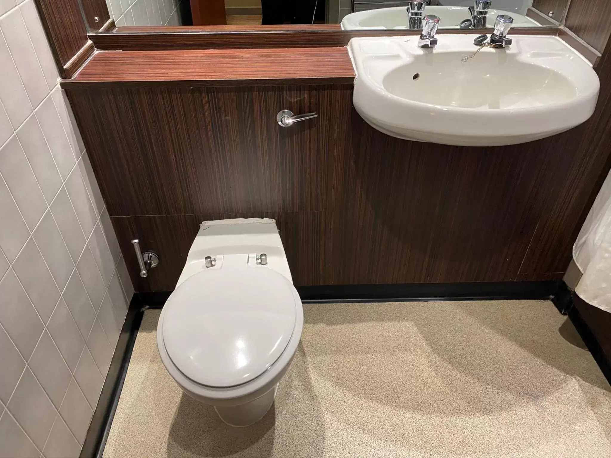 Toilet, Bathroom in Mercure Bradford, Bankfield Hotel