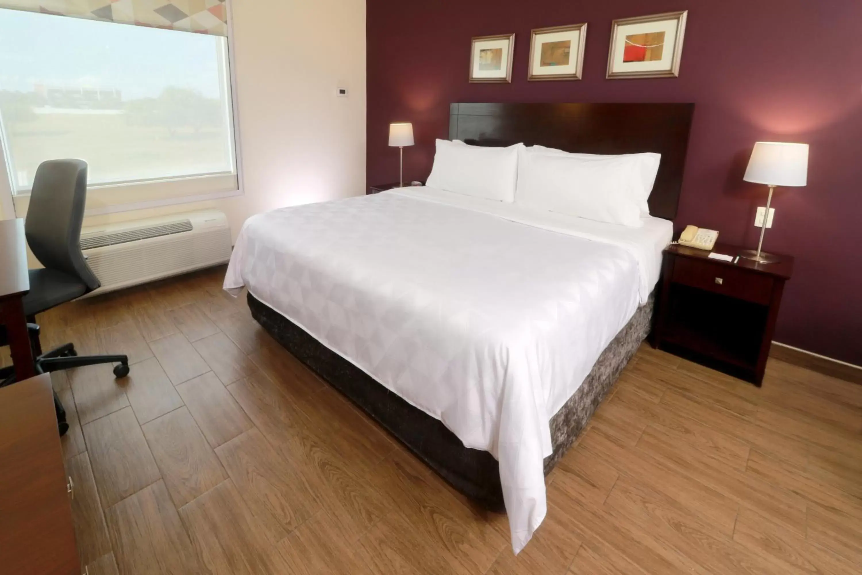 Bed in Holiday Inn Reynosa Industrial Poniente, an IHG Hotel