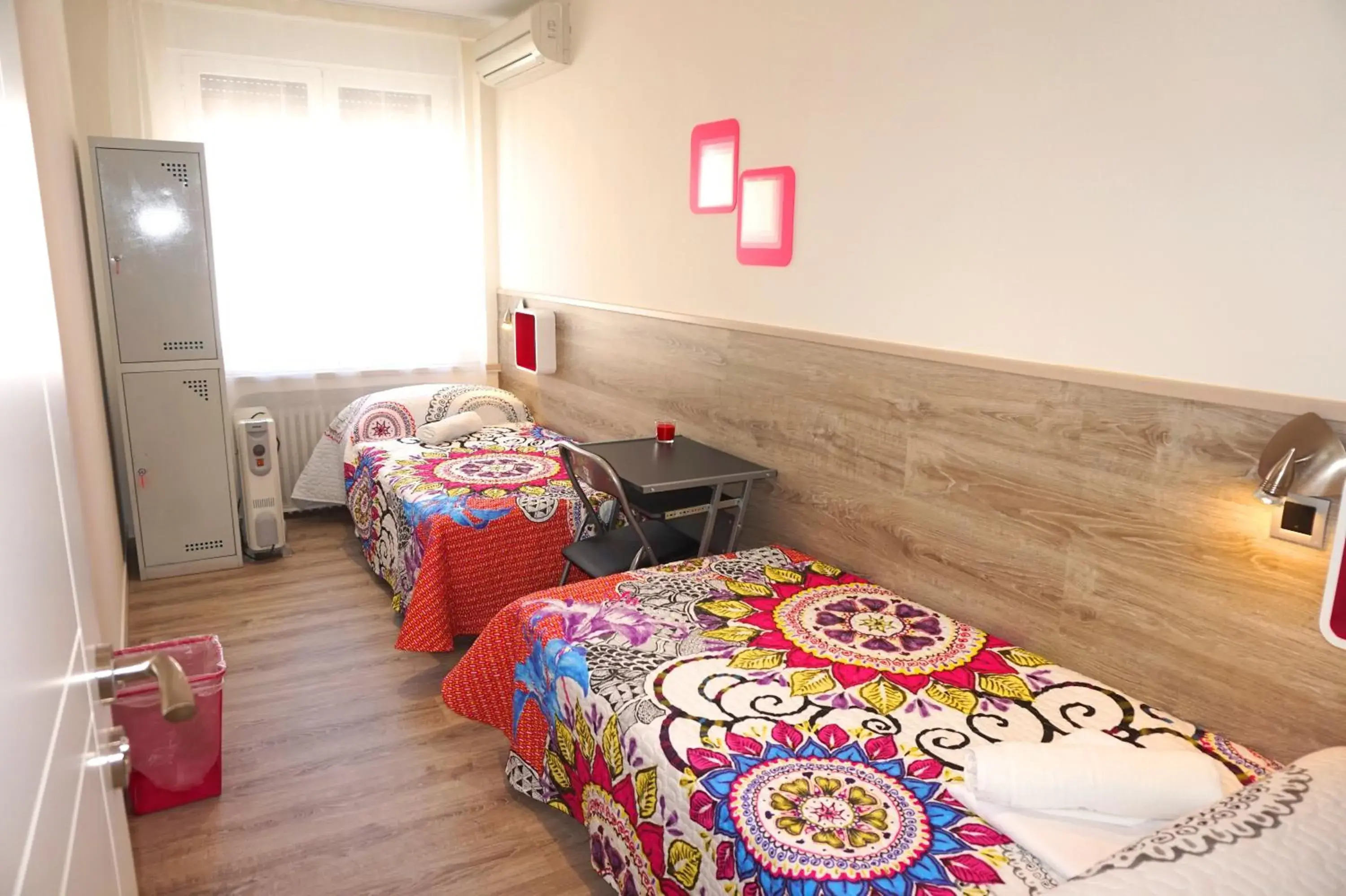 Photo of the whole room, Bed in Hostel Muchomadrid