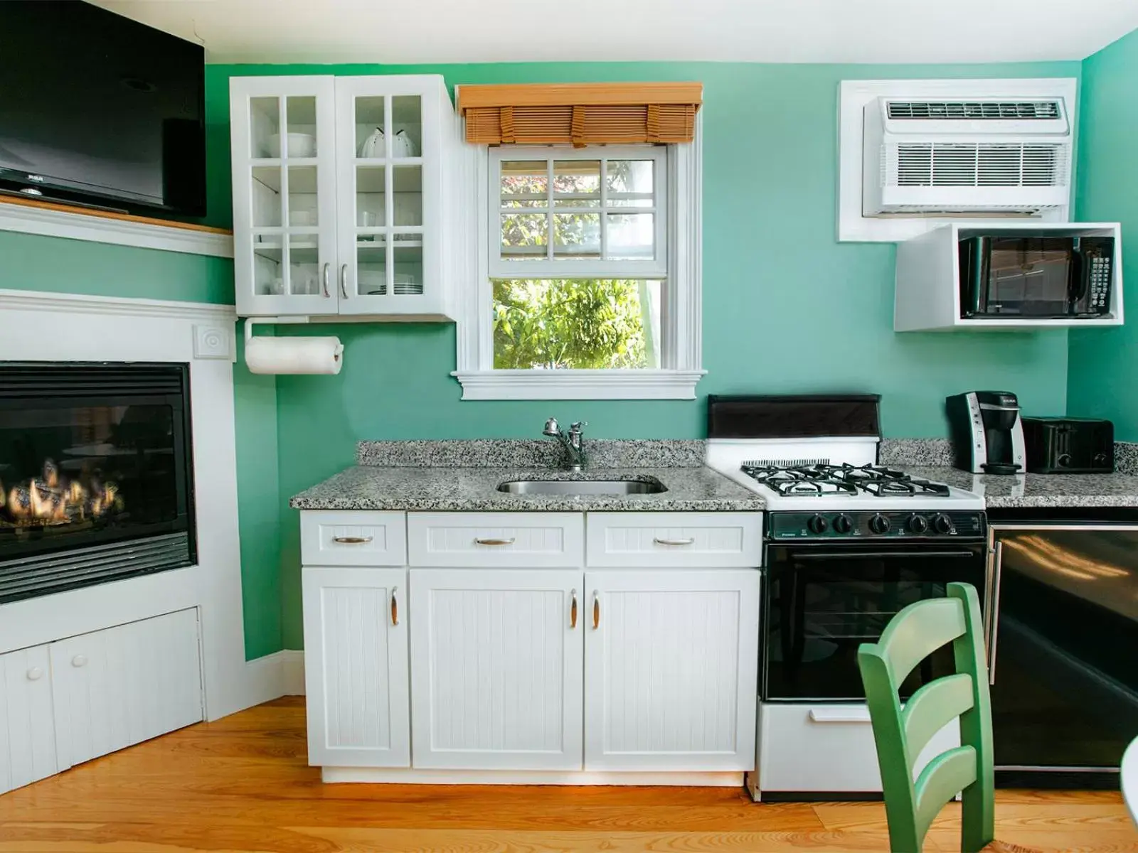 TV and multimedia, Kitchen/Kitchenette in The Provincetown Hotel at Gabriel's