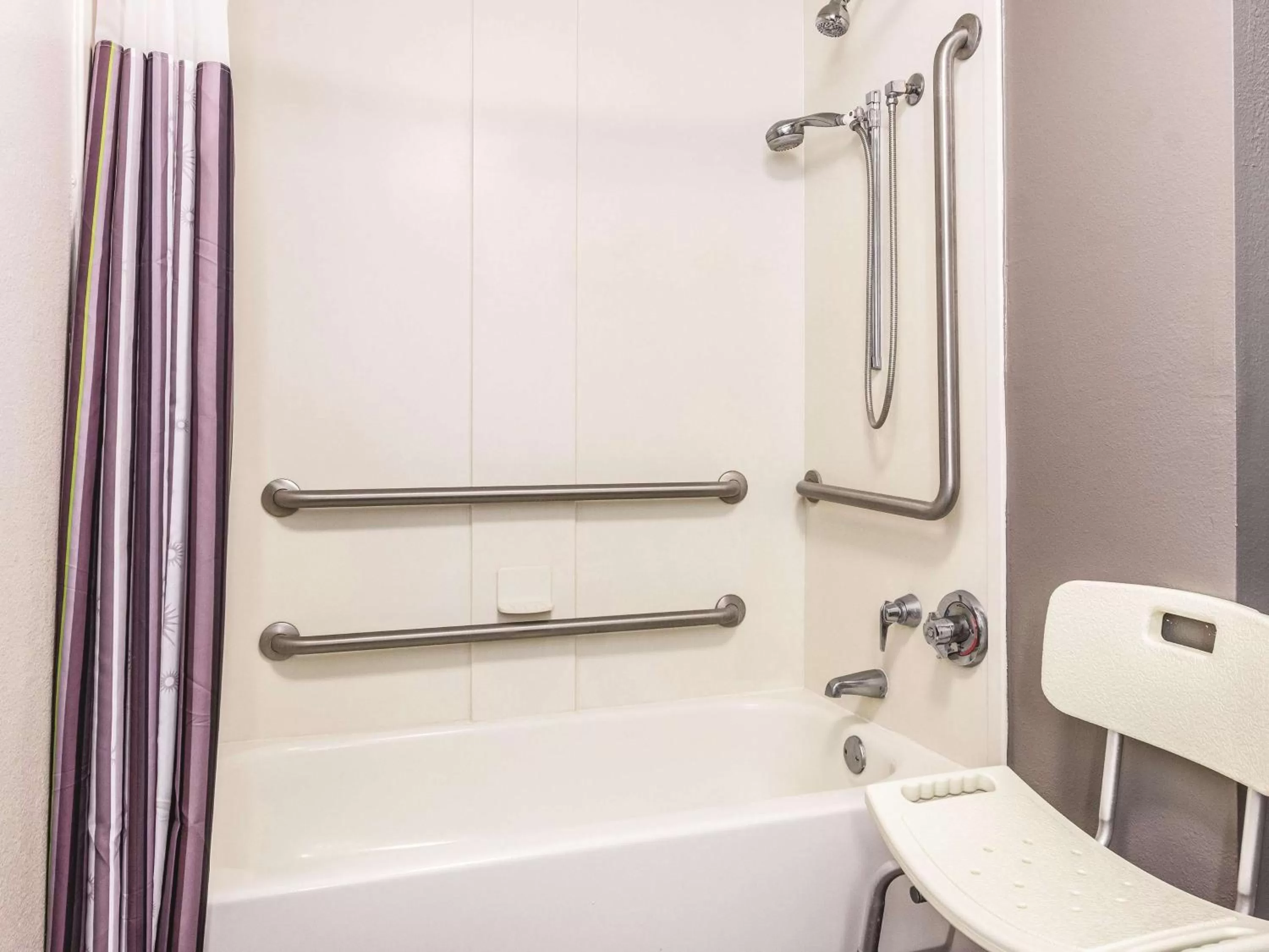 Photo of the whole room in La Quinta by Wyndham Alexandria Airport