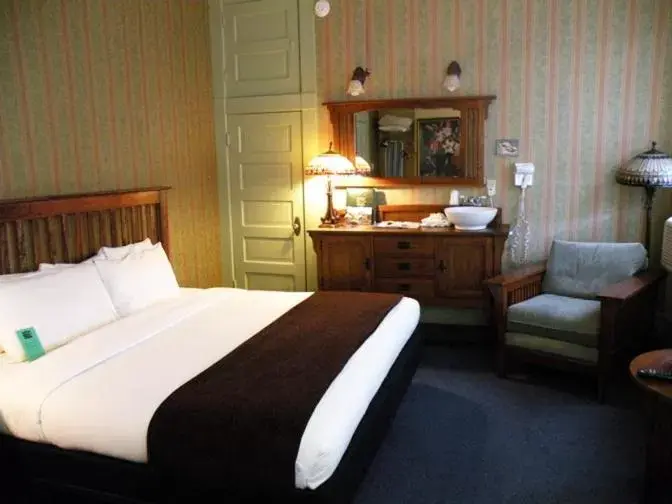 Bed in 1905 Basin Park Hotel