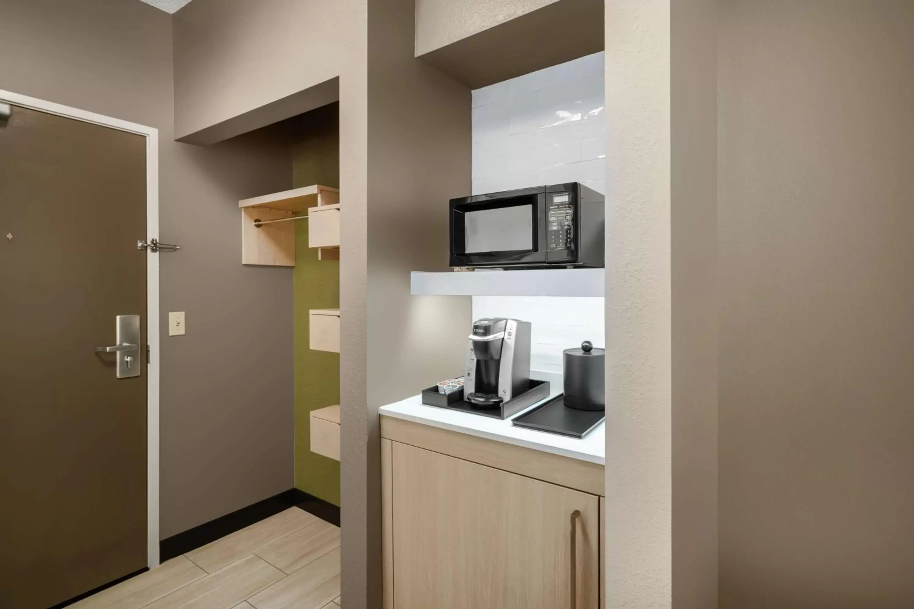 Bedroom, Kitchen/Kitchenette in Hilton Garden Inn Louisville East