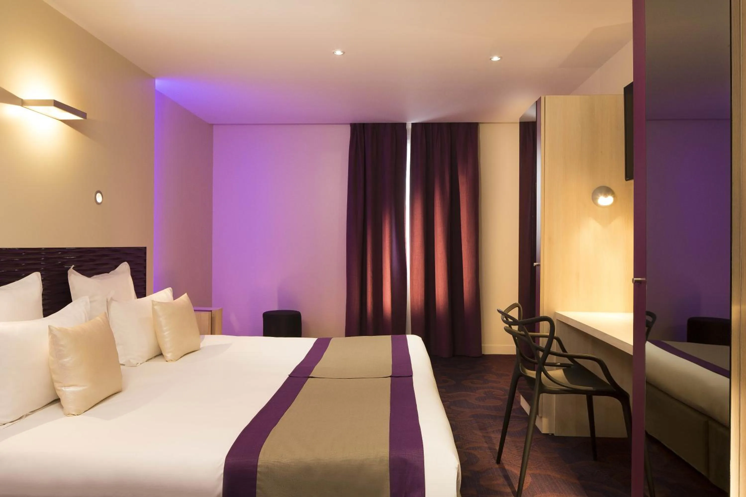 Bedroom, Bed in Hôtel Brésil Opéra SPA