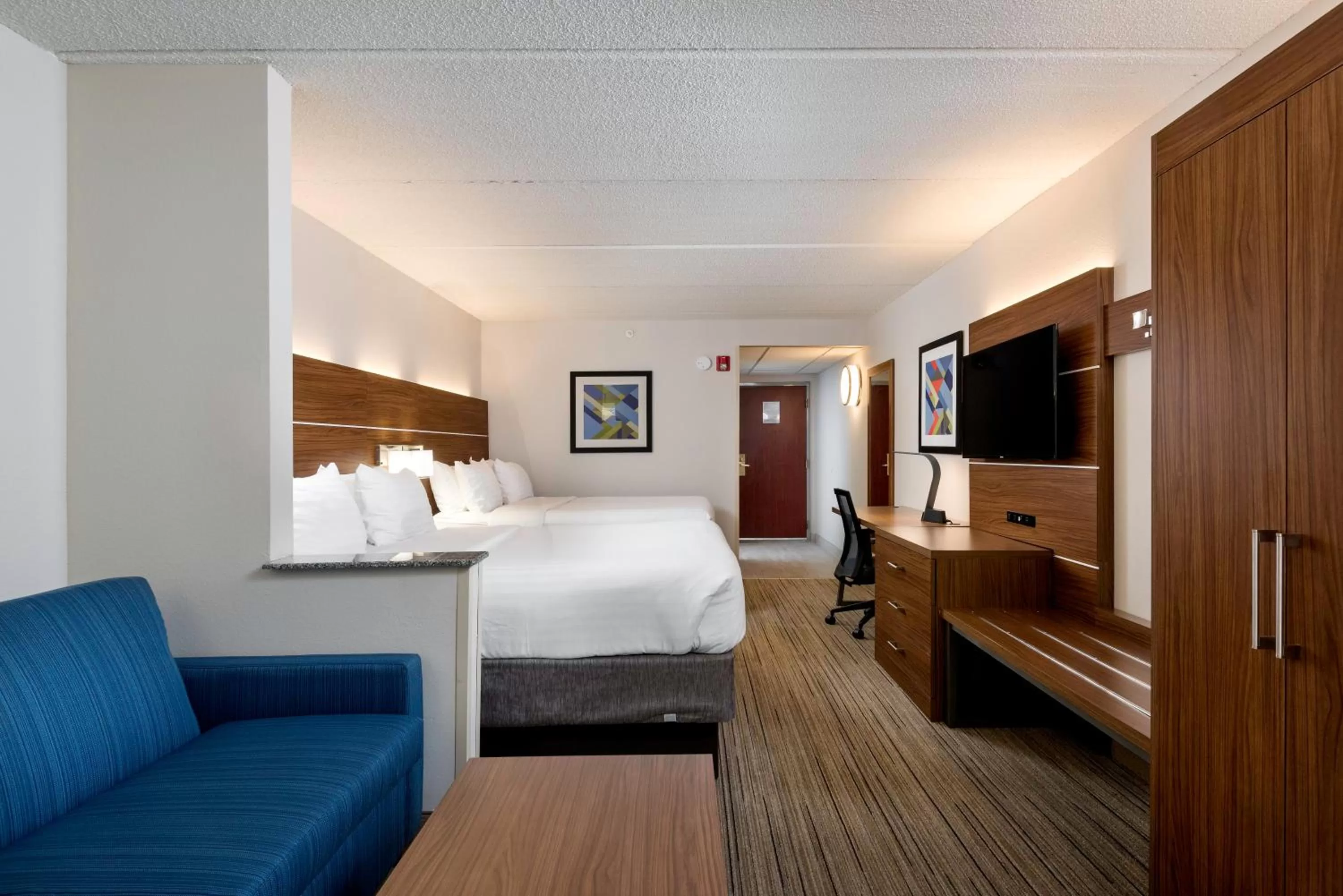 Photo of the whole room, Bed in Holiday Inn Express & Suites Charlotte Arpt-Belmont by IHG