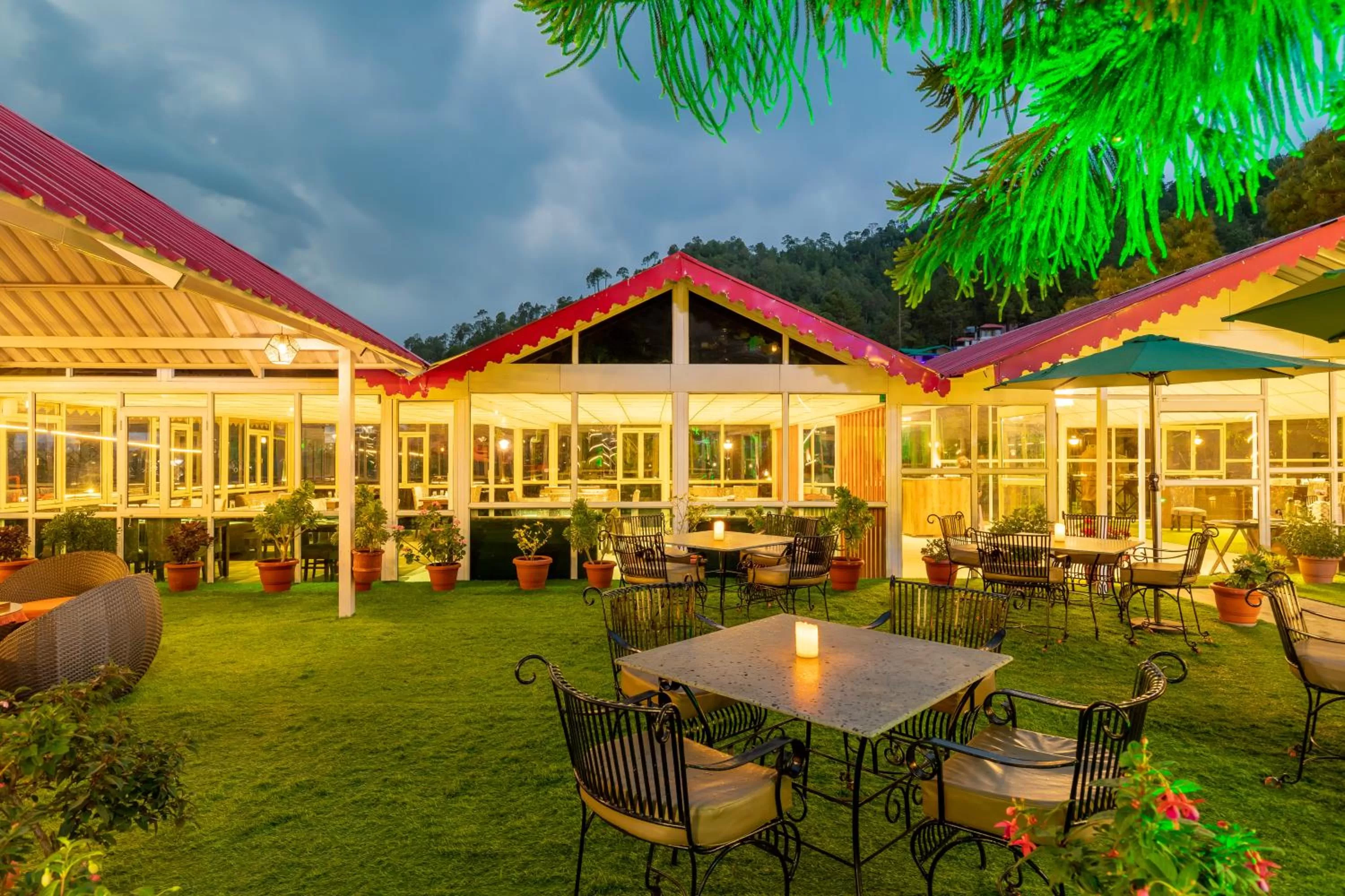 Restaurant/places to eat in Country Inn Maple Resort Chail