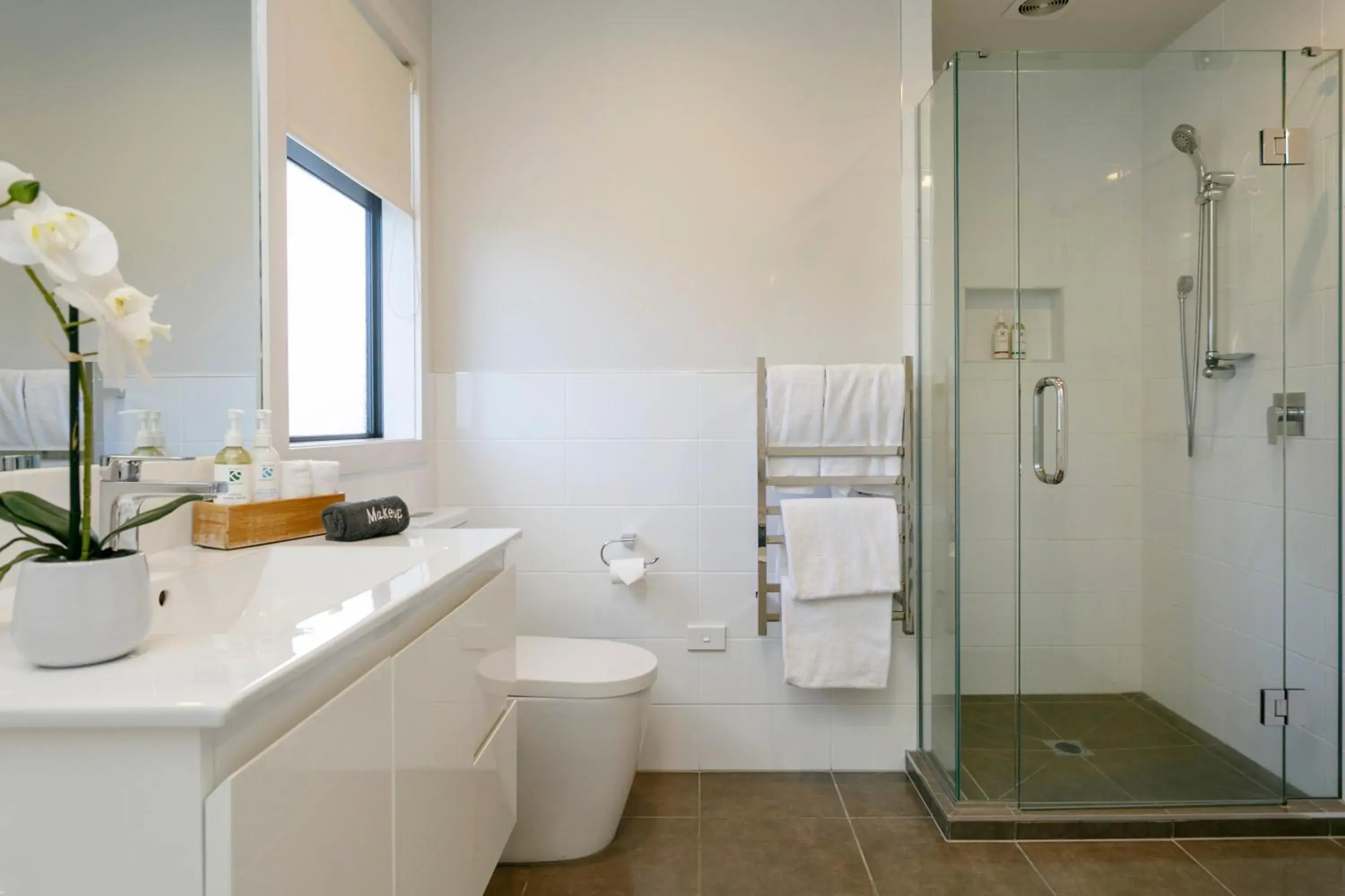 Shower, Bathroom in Acacia Lake View Motel