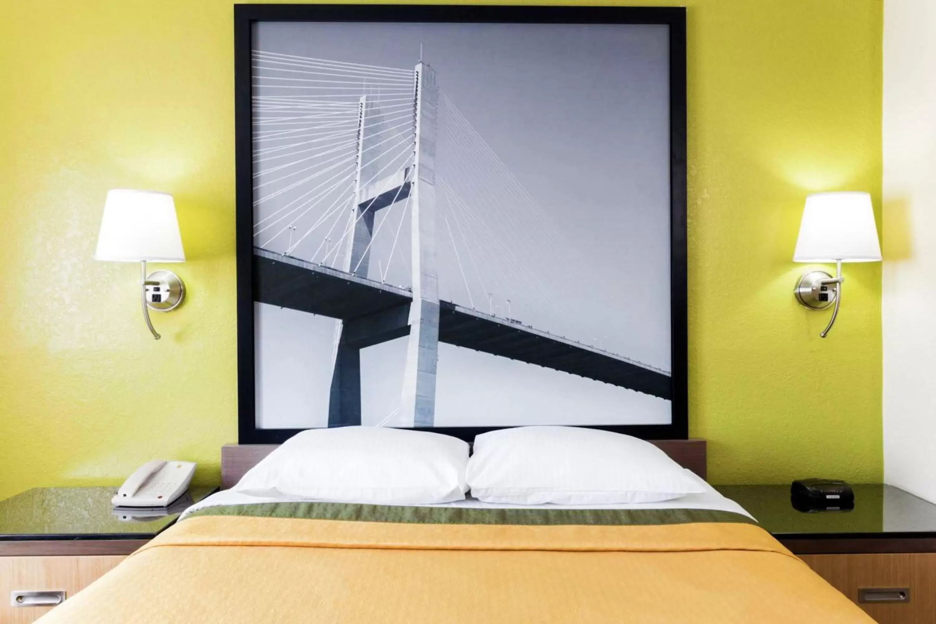 Bed in Super 8 by Wyndham Brunswick/St Simons Island Area Bed in Super 8 by Wyndham Brunswick/St Simons Island Area