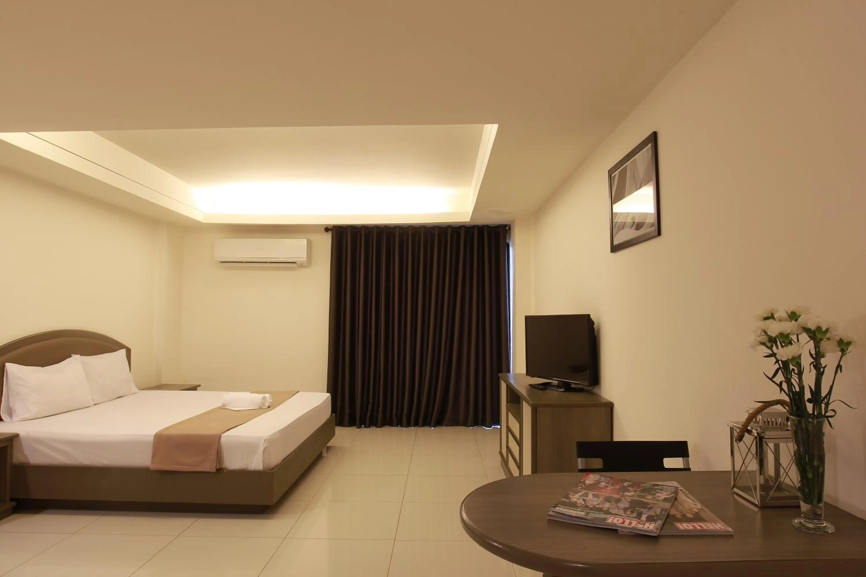 Photo of the whole room, Bed in Lee Garden Bangkok