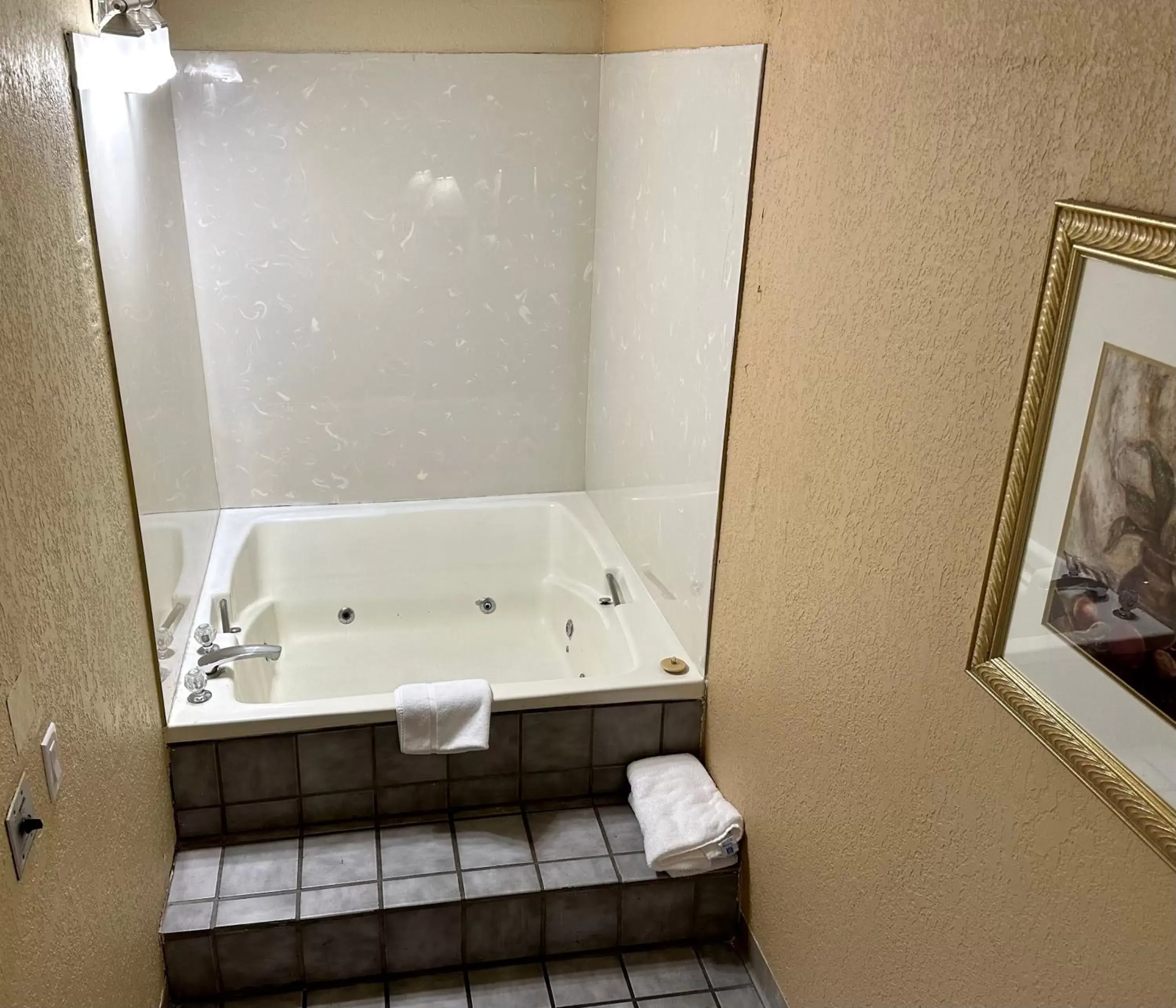 Spa and wellness centre/facilities, Bathroom in Days Inn & Suites by Wyndham Pigeon Forge