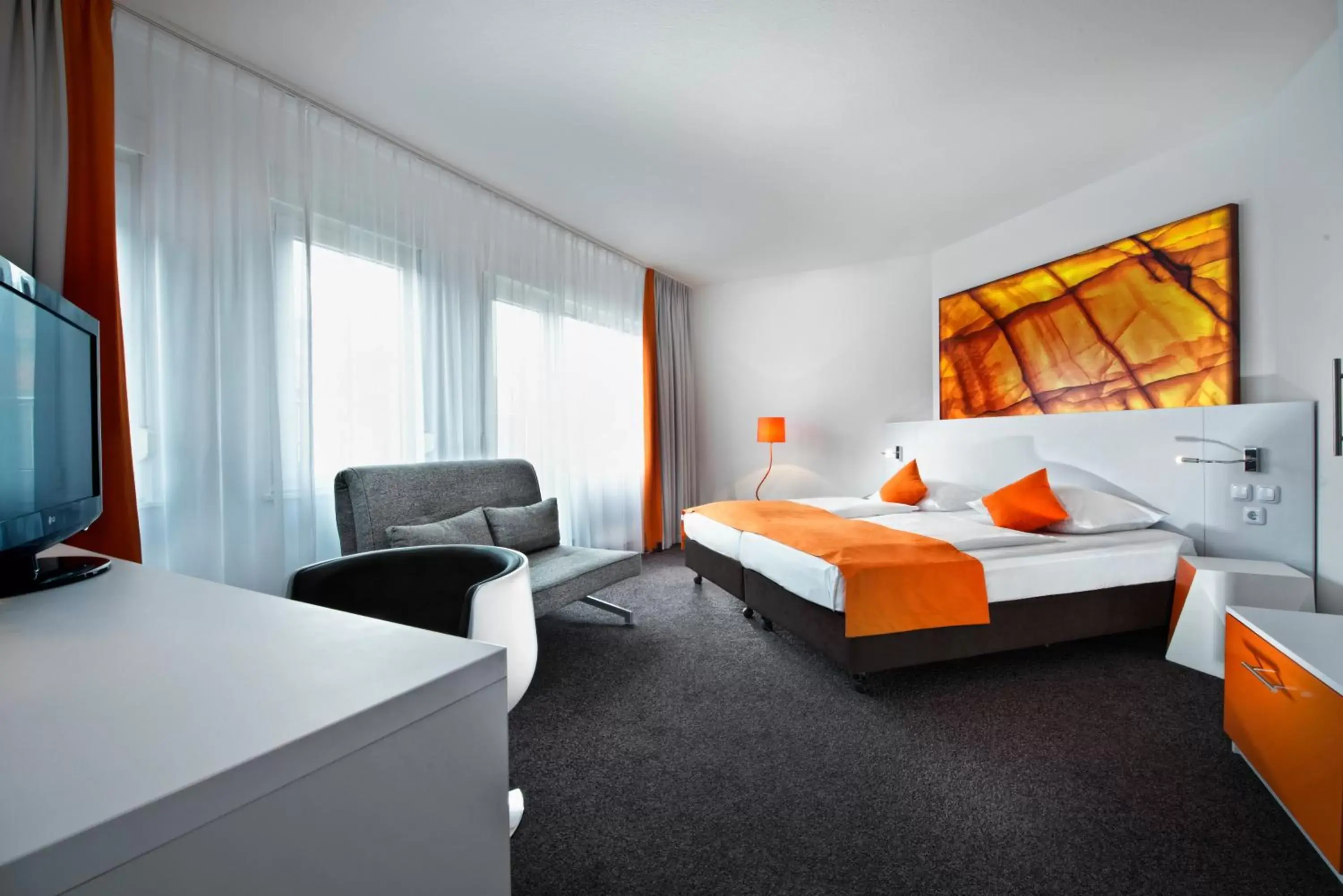 Photo of the whole room, Bed in Wyndham Garden Duesseldorf City Centre Koenigsallee