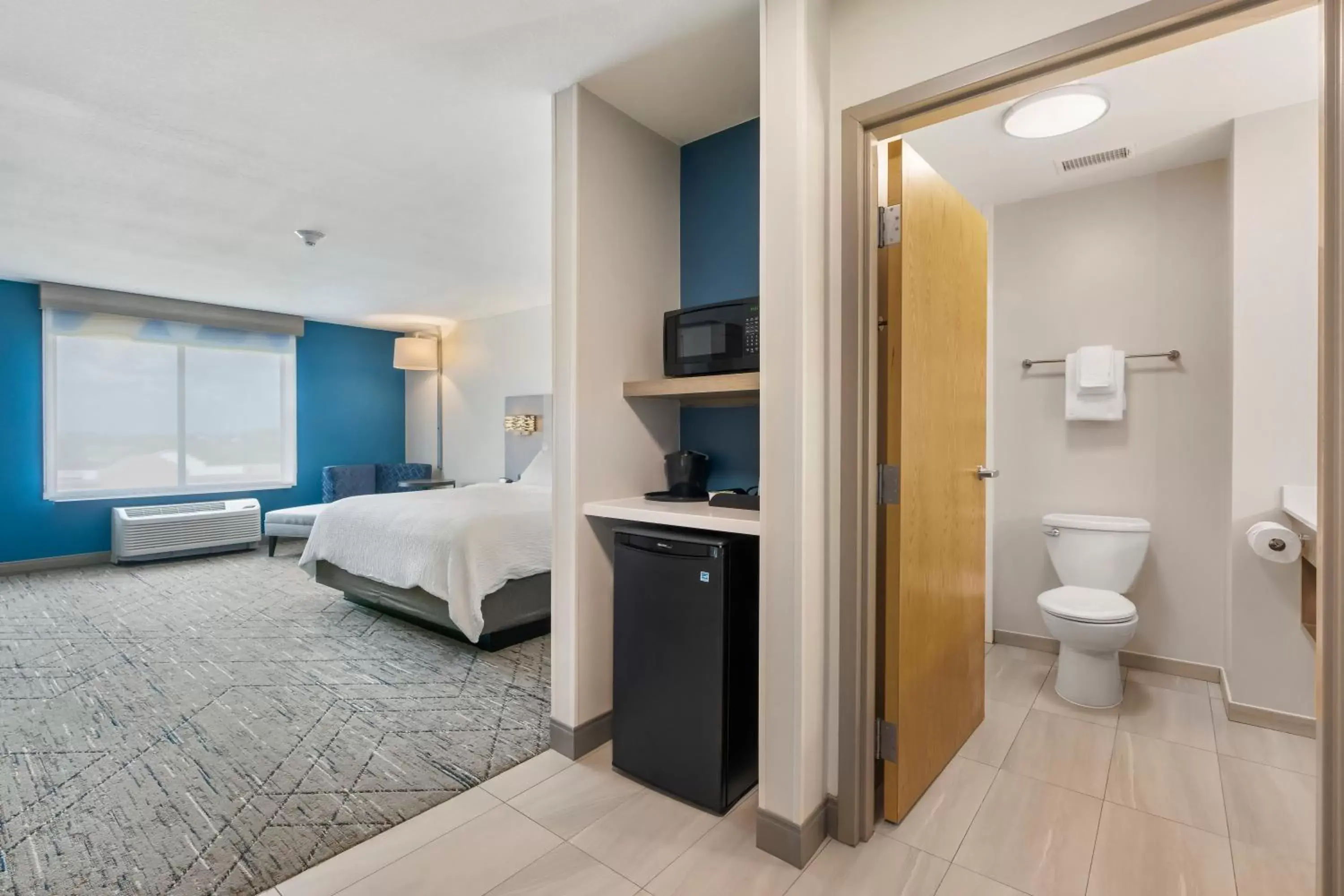 Bedroom in Holiday Inn Express Peru-Lasalle Area, an IHG Hotel