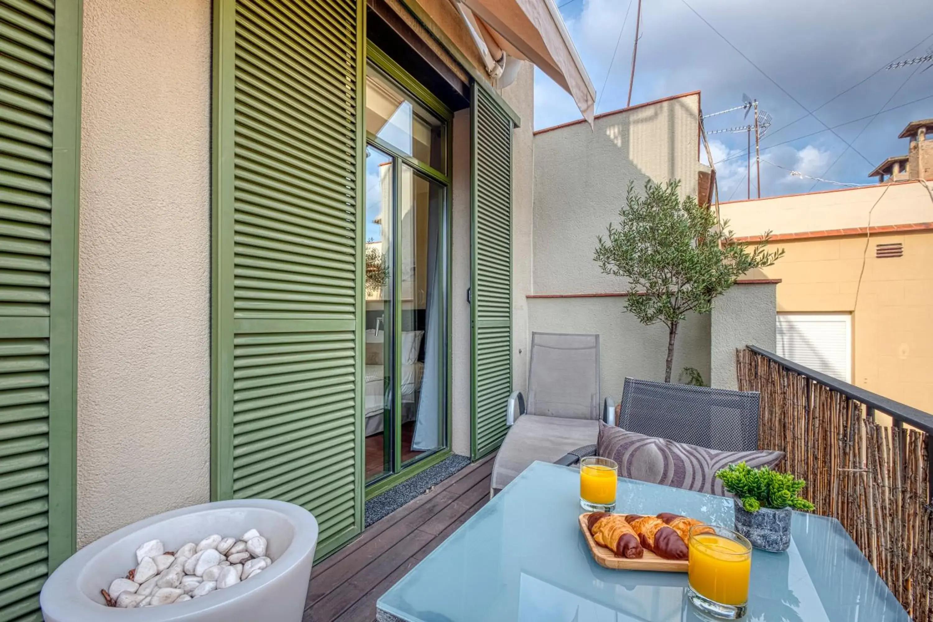 Balcony/Terrace in Paseo de Gracia Bas Apartments by Aspasios