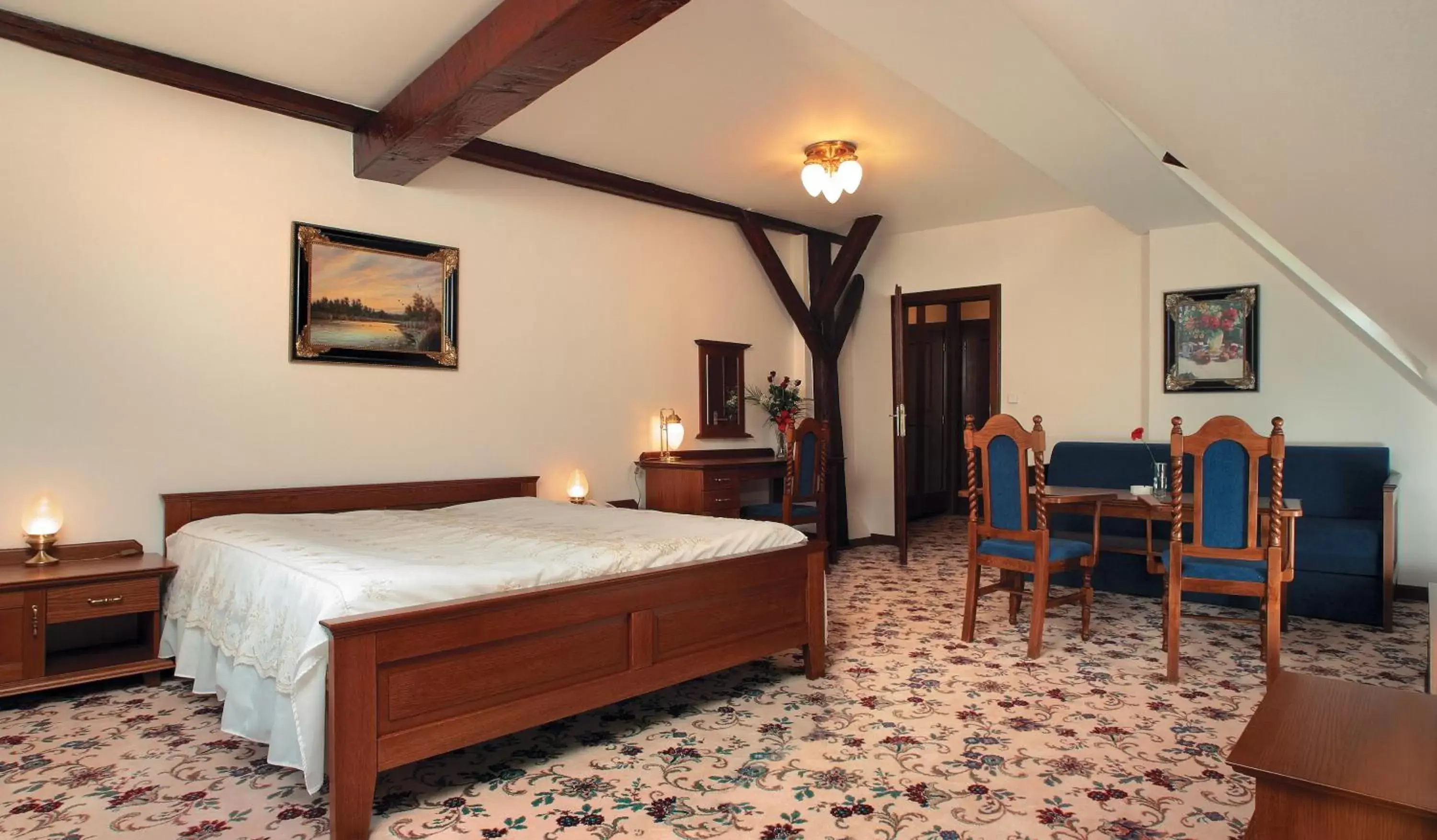 Photo of the whole room, Bed in Gold Photo of the whole room, Bed in Gold