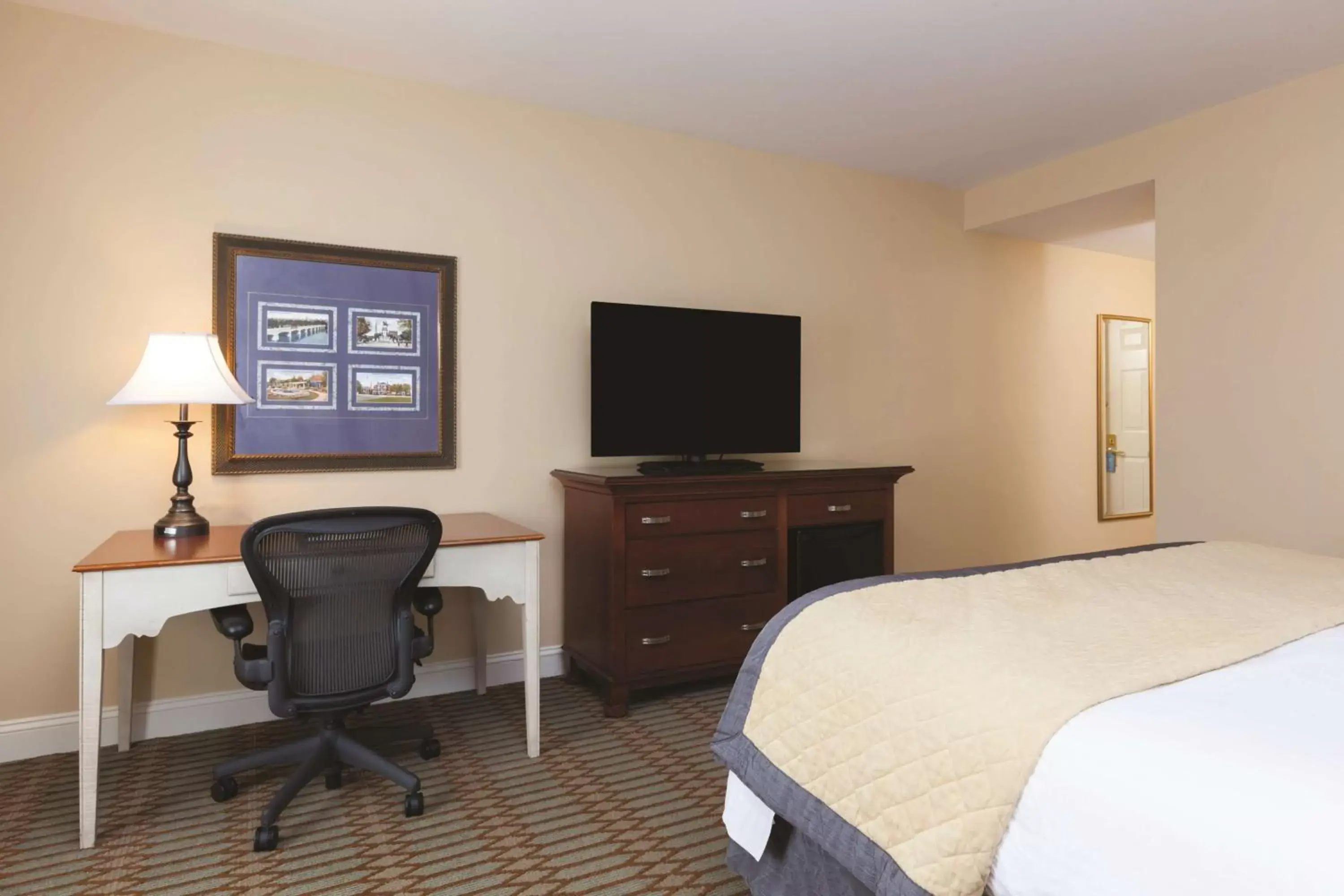 Bedroom, TV/Entertainment Center in Virginia Crossings Hotel, Tapestry Collection by Hilton