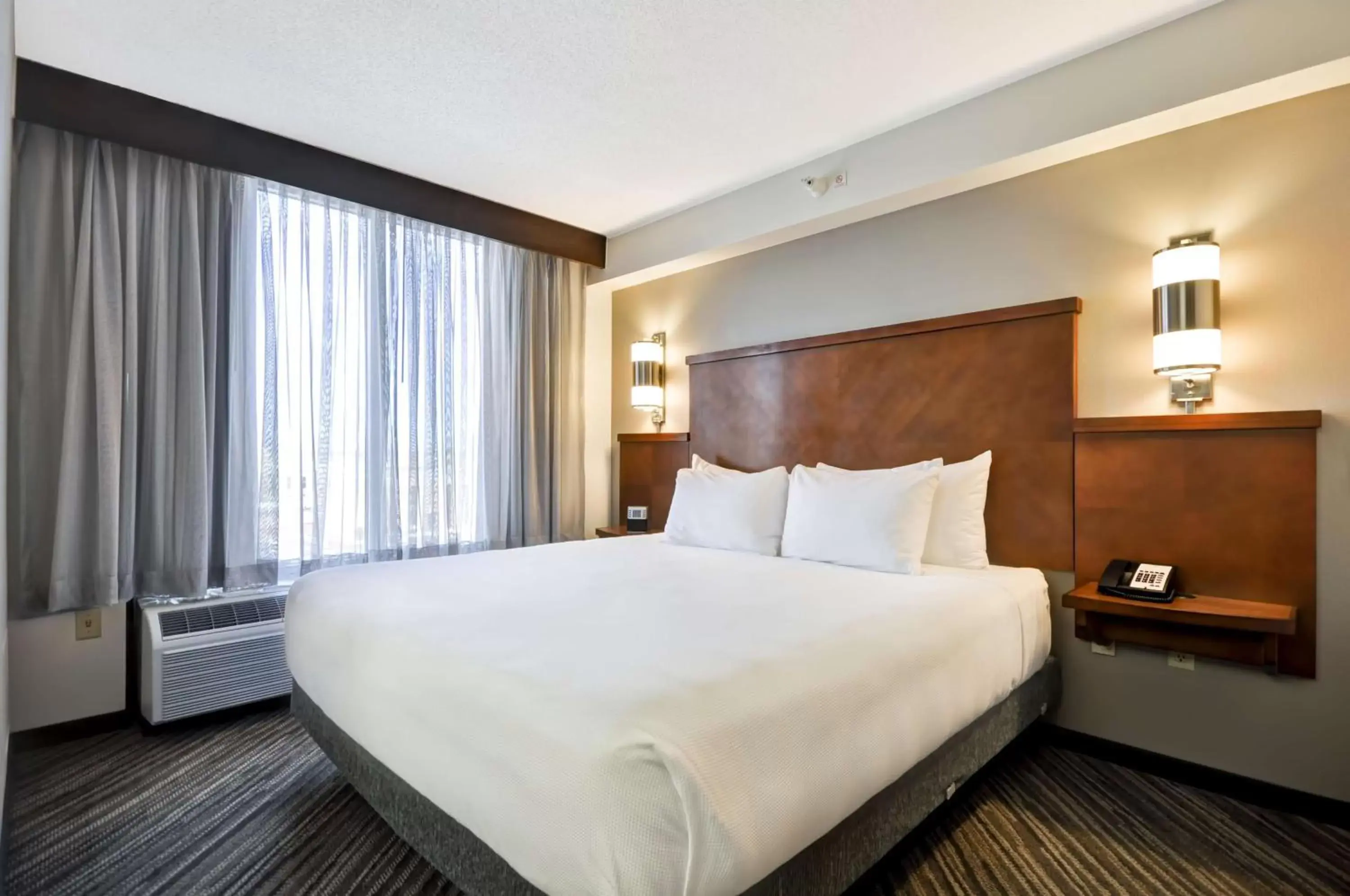 Photo of the whole room, Bed in Hyatt Place Minneapolis Airport South