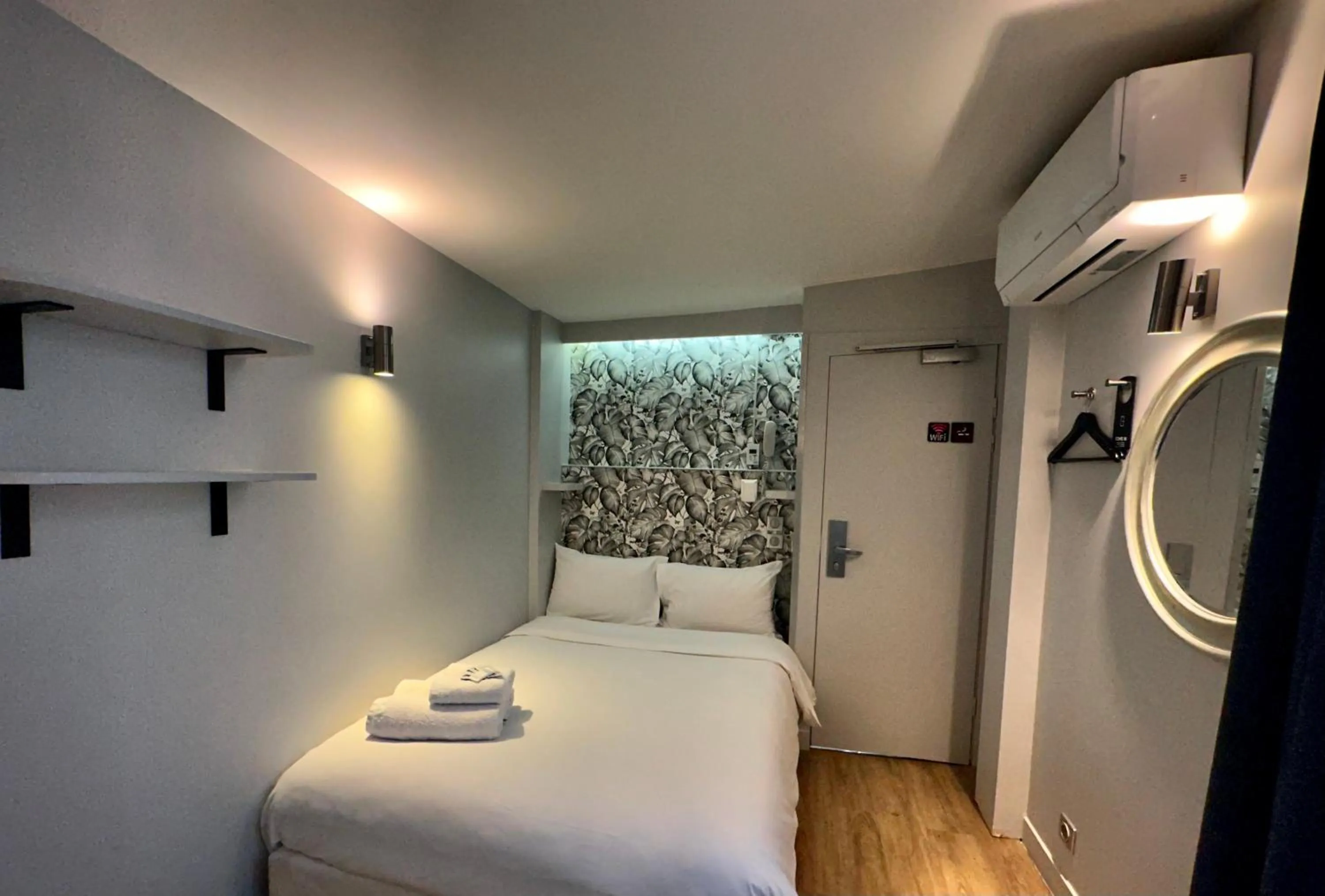 Bed in Hotel Nation Montmartre