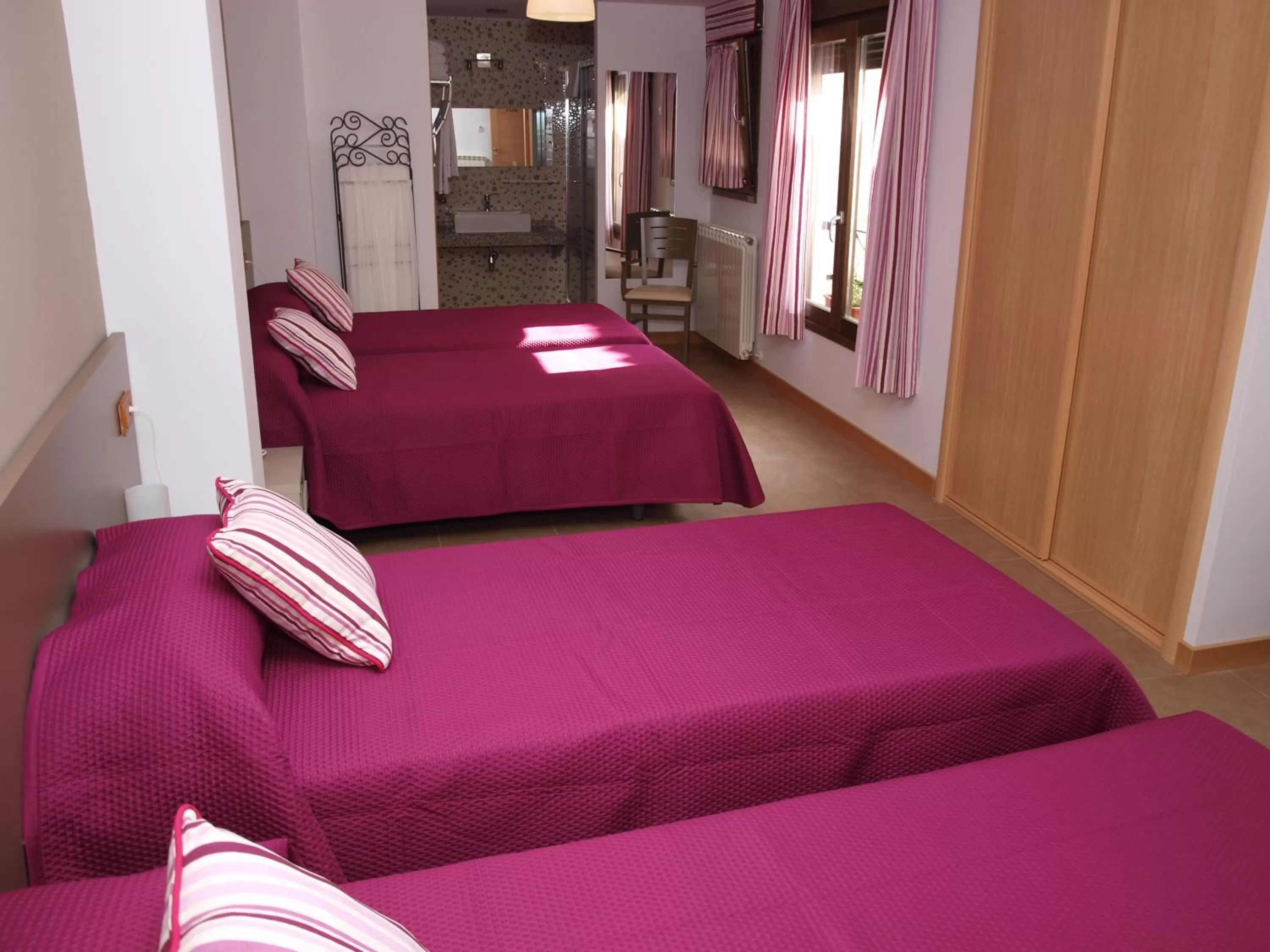 Toilet, Bed in Hostal La Ribera del Júcar