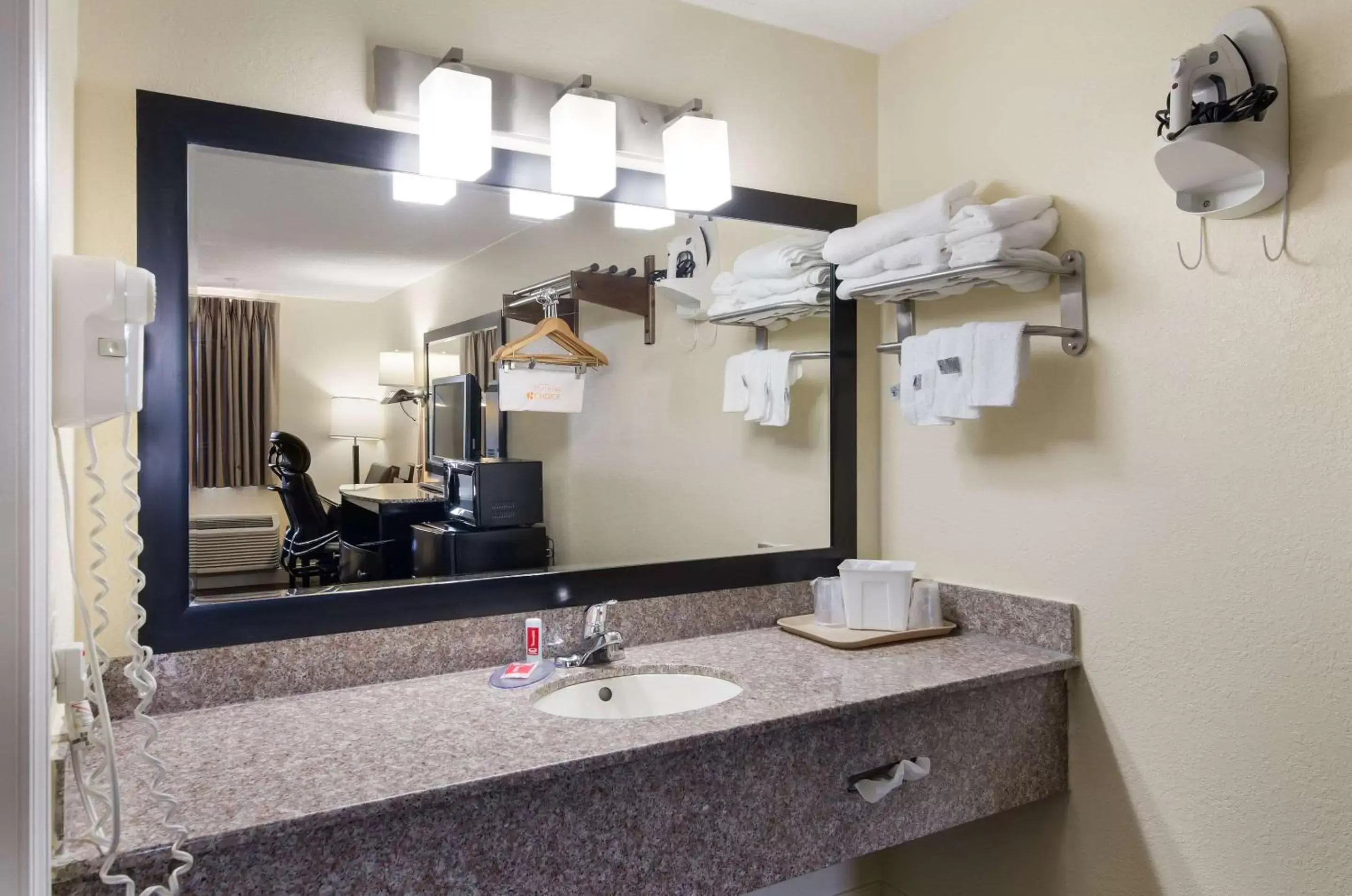 Photo of the whole room, Bathroom in Econo Lodge Kingsport