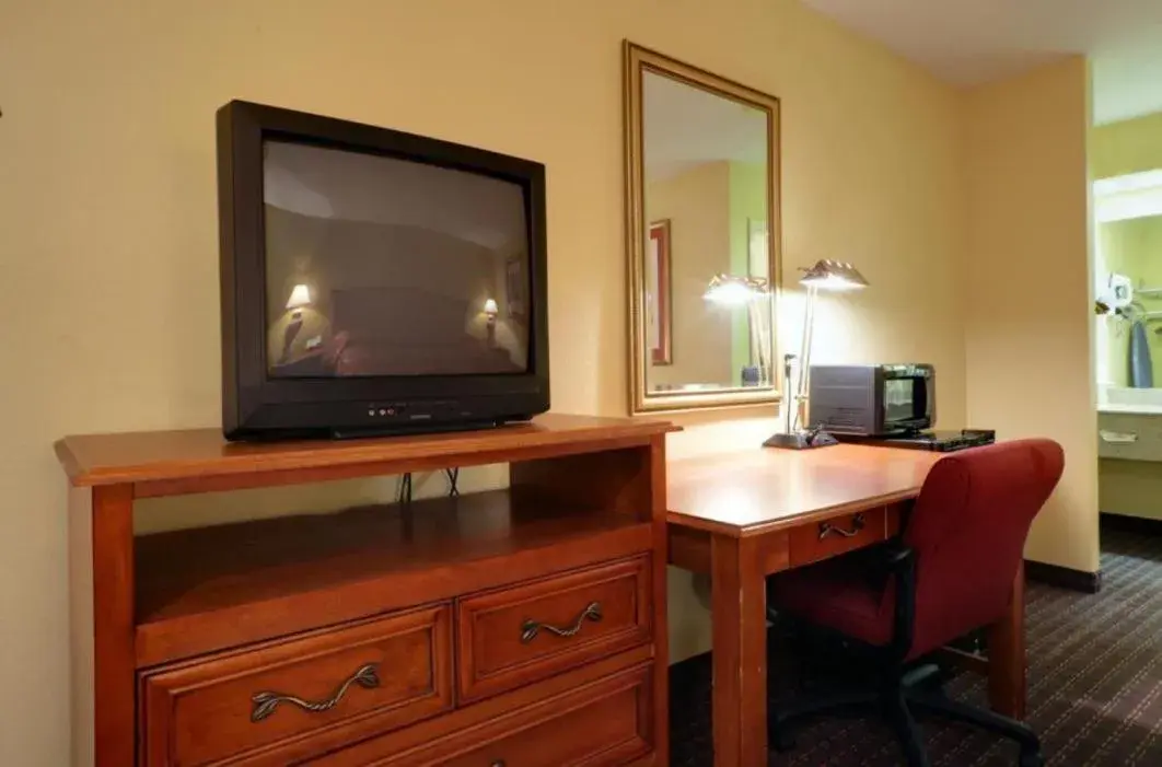 TV and multimedia, TV/Entertainment Center in Americas Best Value Inn Yukon