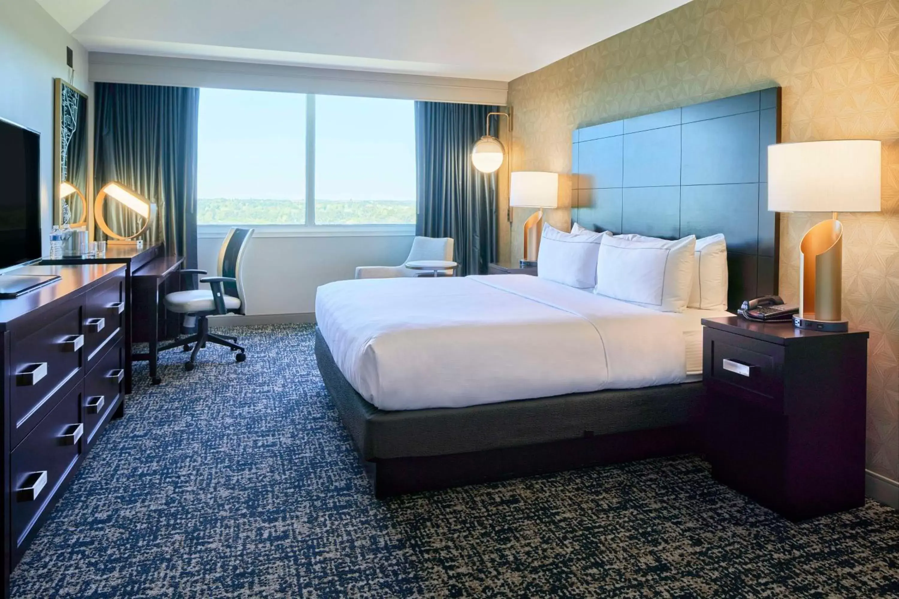 Bedroom, Bed in DoubleTree by Hilton Atlanta/Roswell - Alpharetta Area