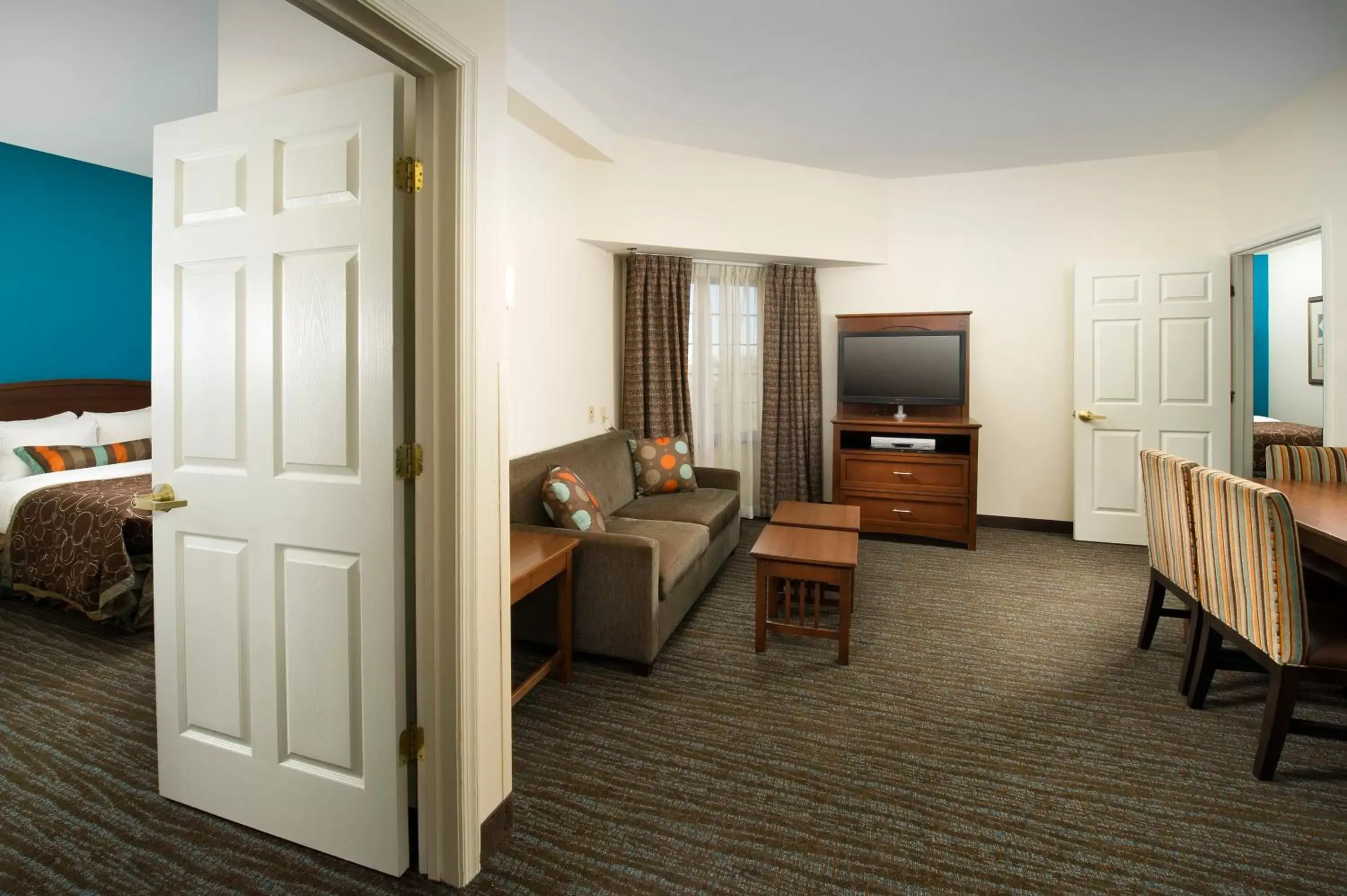 Seating area, TV/Entertainment Center in Staybridge Suites Baltimore BWI Airport, an IHG Hotel