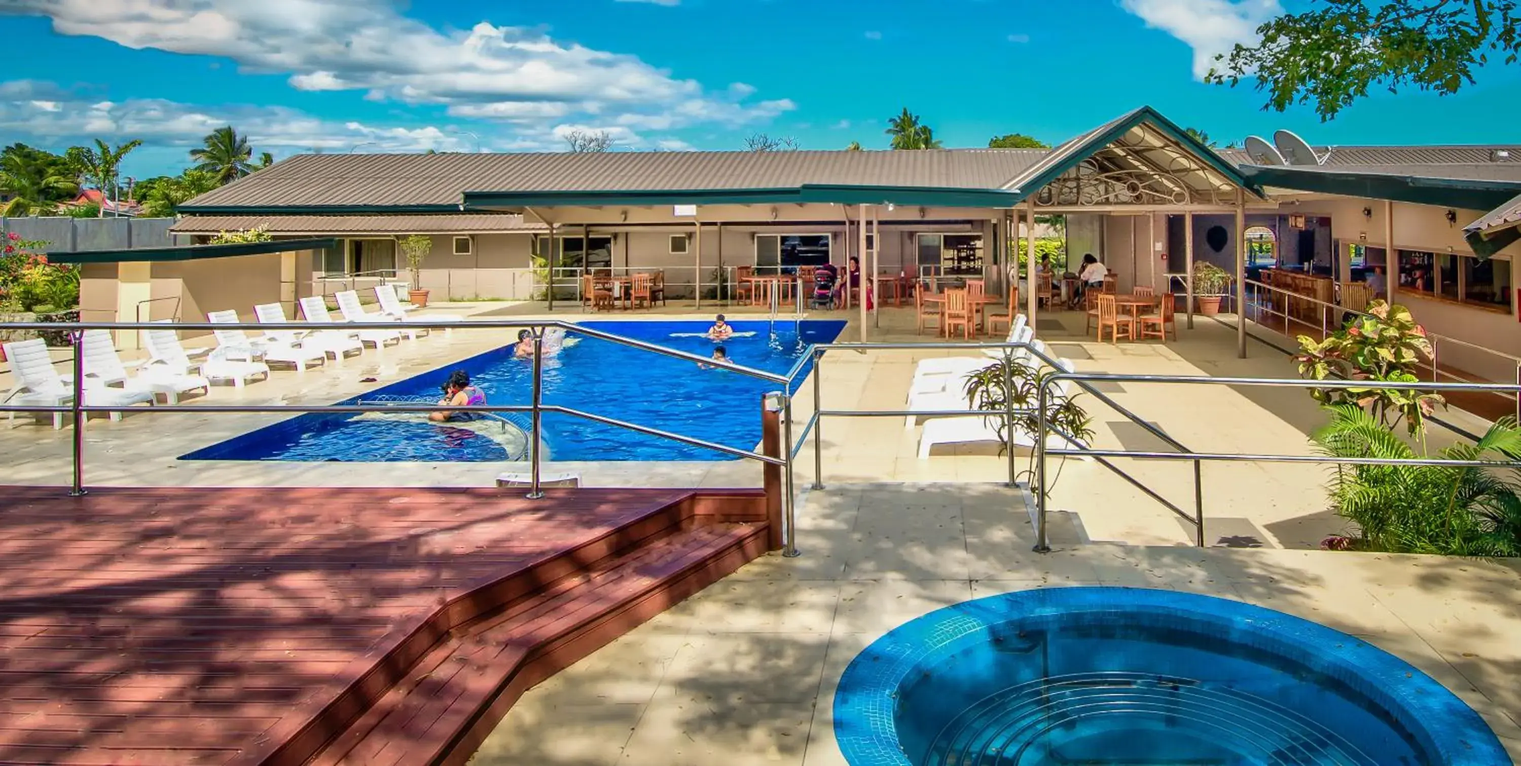 Swimming pool in Tanoa Skylodge