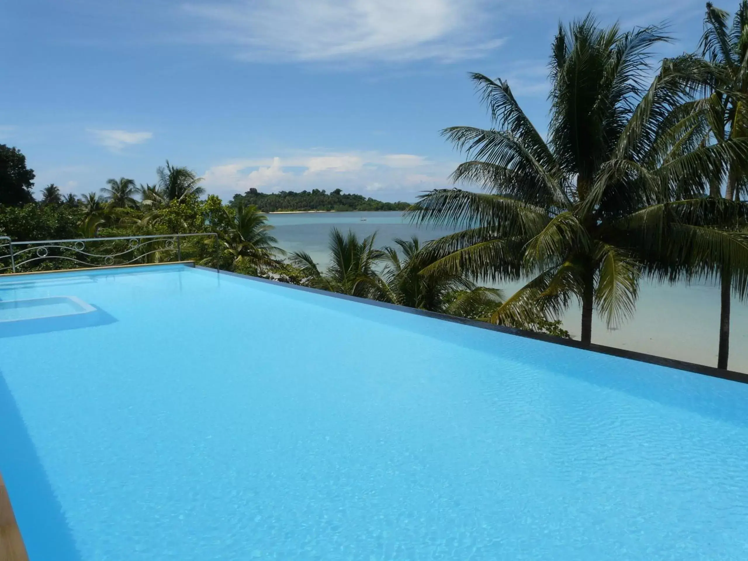 Swimming Pool in Mam Kaibae Hotel