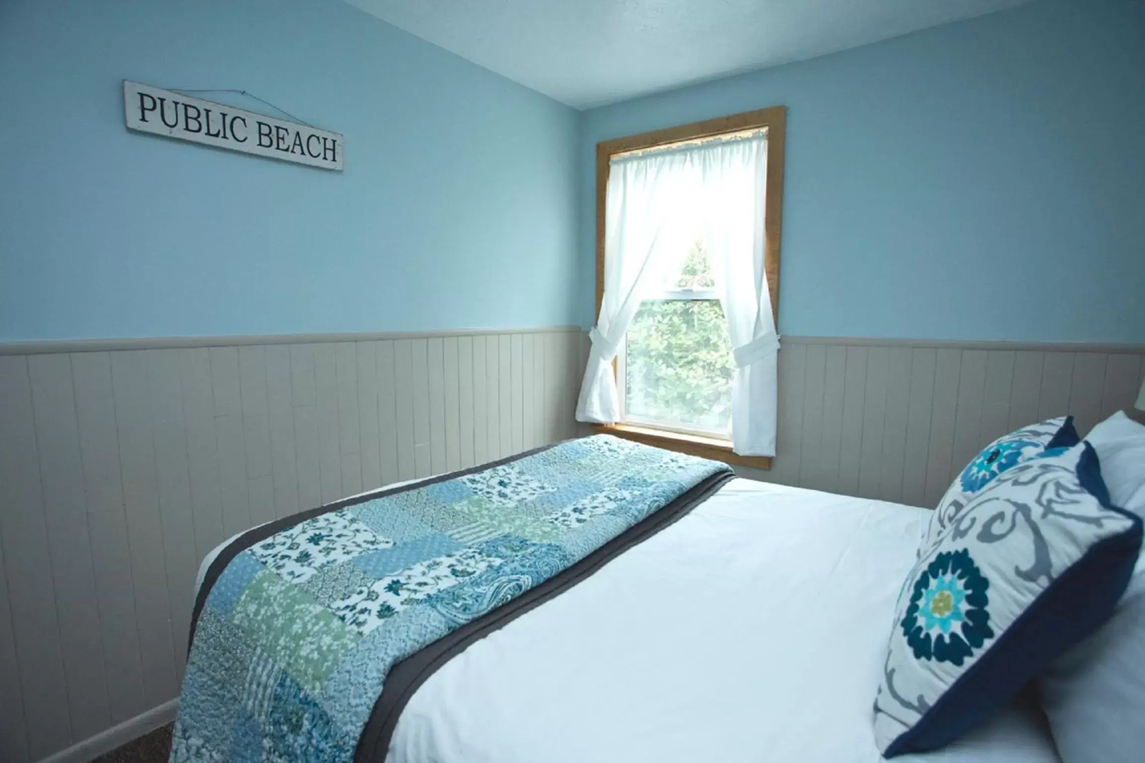 Photo of the whole room, Bed in Agate Beach Motel