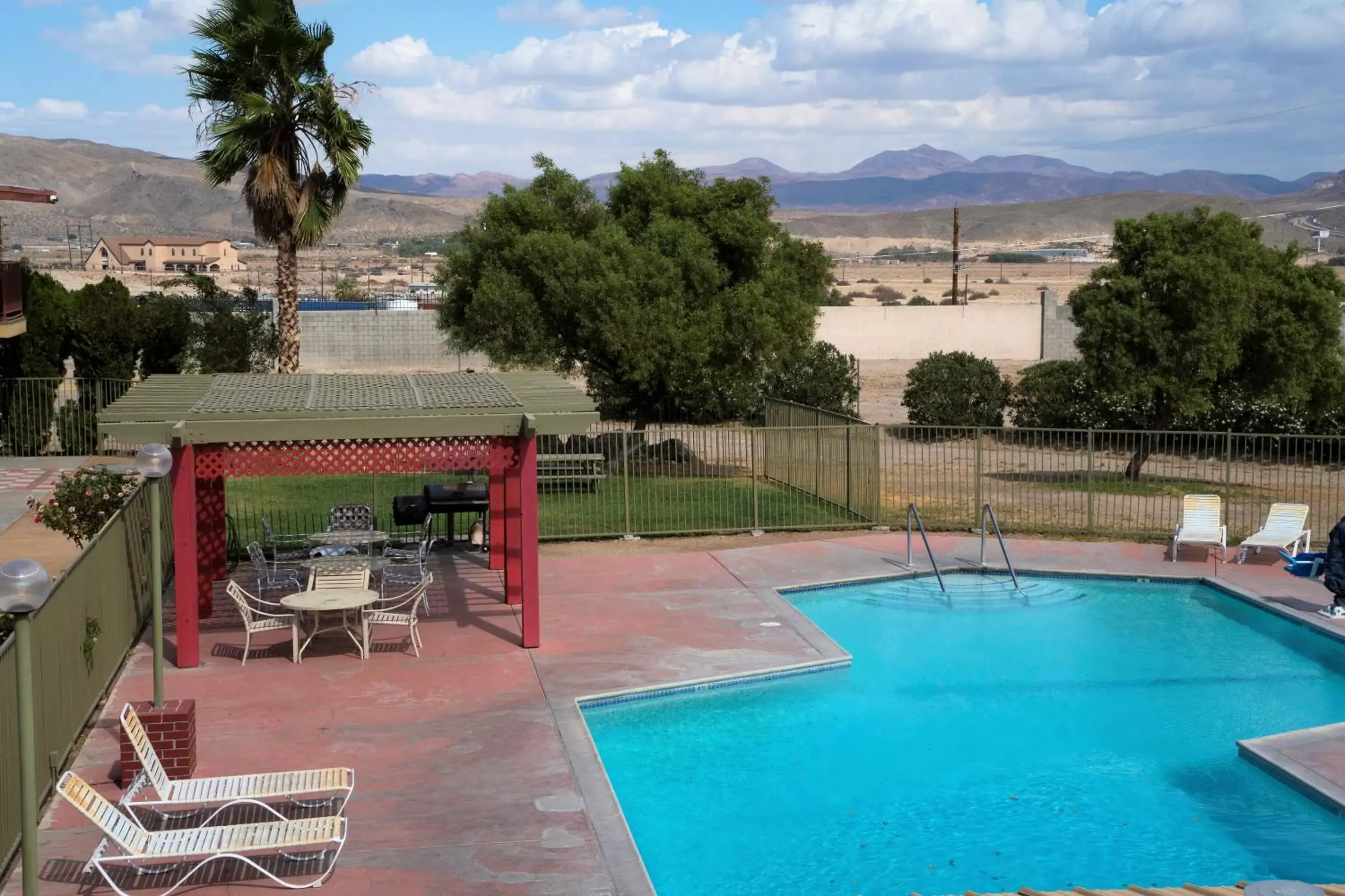 BBQ facilities, Pool View in California Inn Barstow