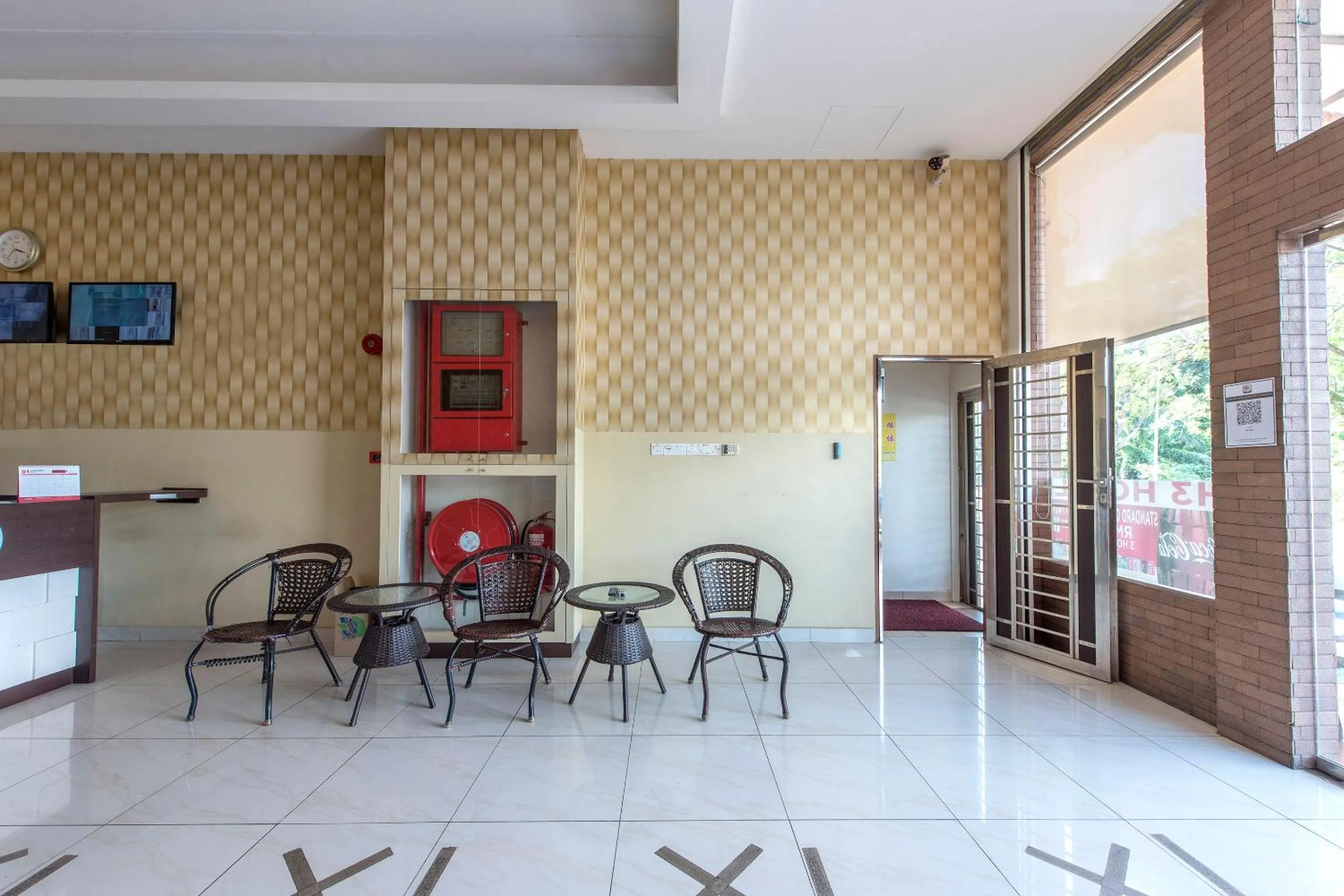 Seating area in OYO 90385 H3 Hotel