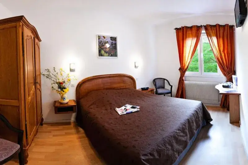 Photo of the whole room, Bed in Auberge Obersolberg