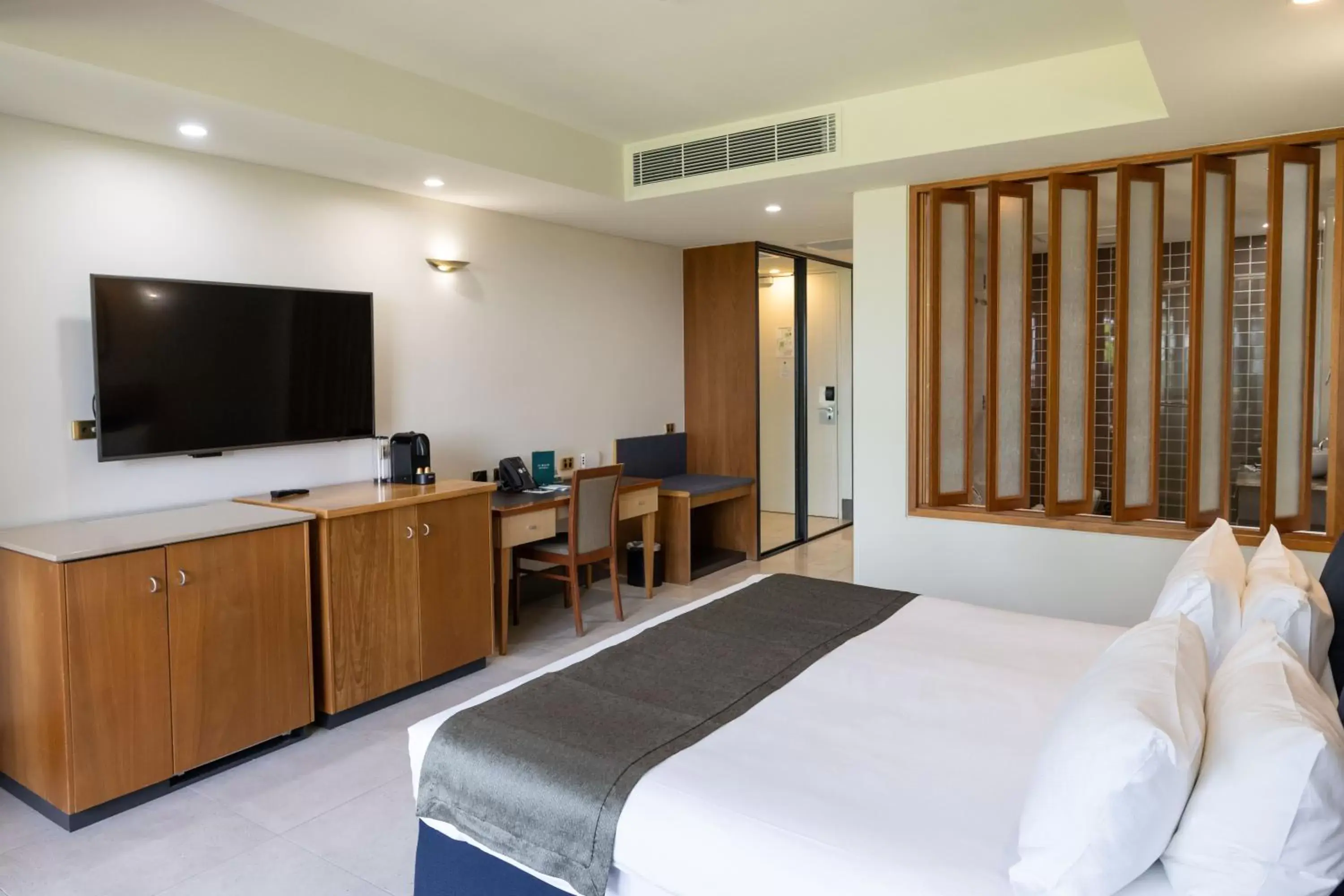 Bedroom, TV/Entertainment Center in Mindil Beach Casino Resort
