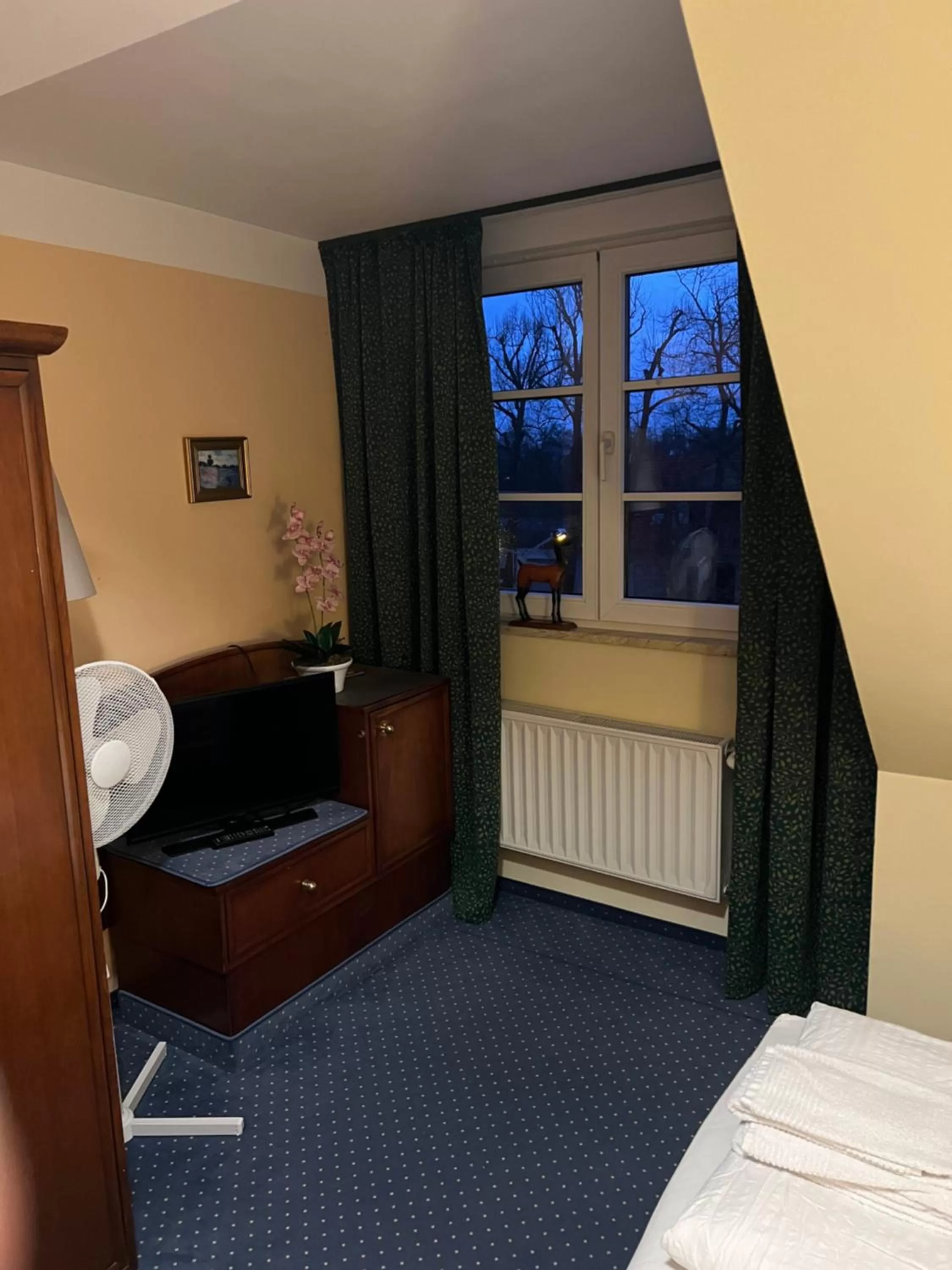 Photo of the whole room, Bed in Hotel am Schloss - Frankfurt an der Oder