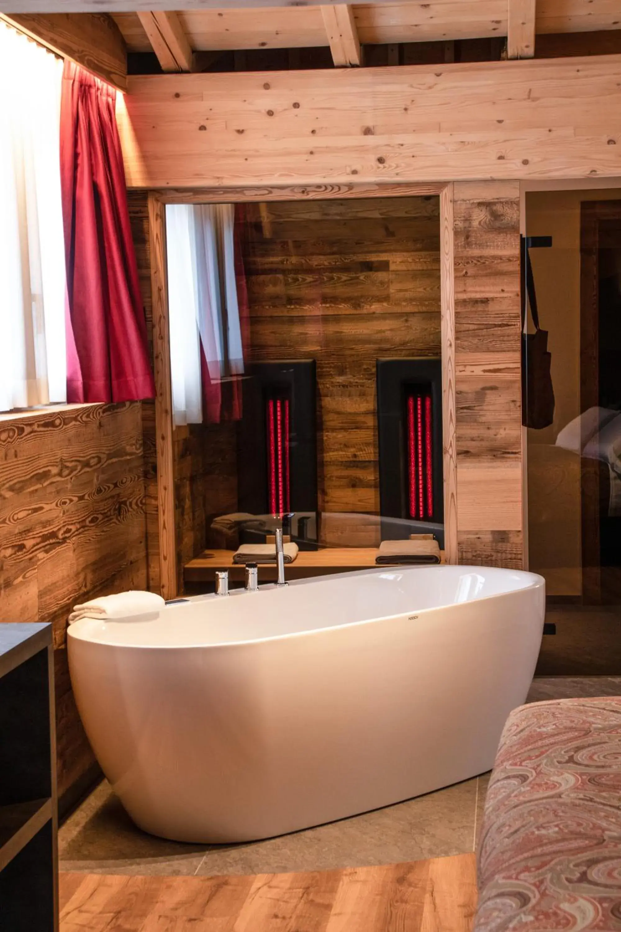 Hot Tub, Bathroom in Hotel Concordia