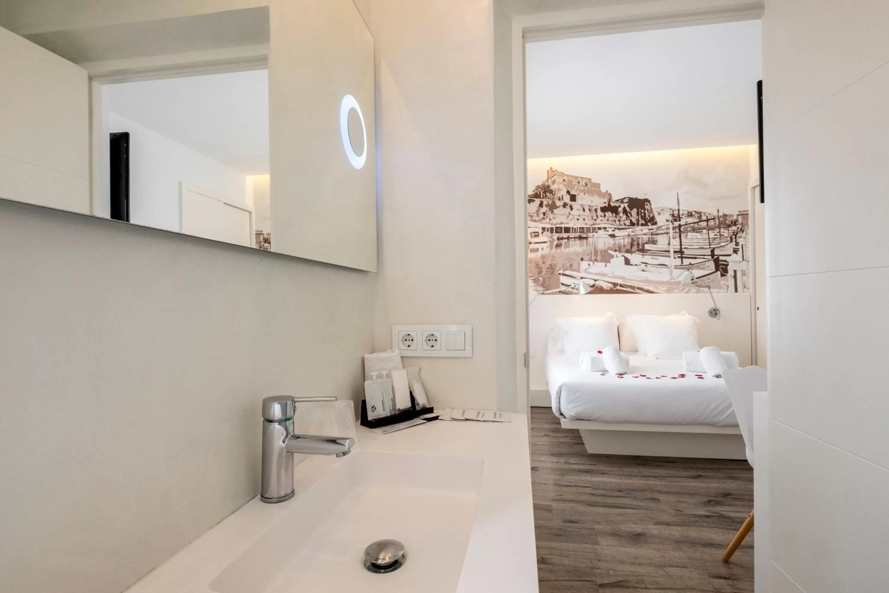 Bathroom, Bed in Hotel Abril 37