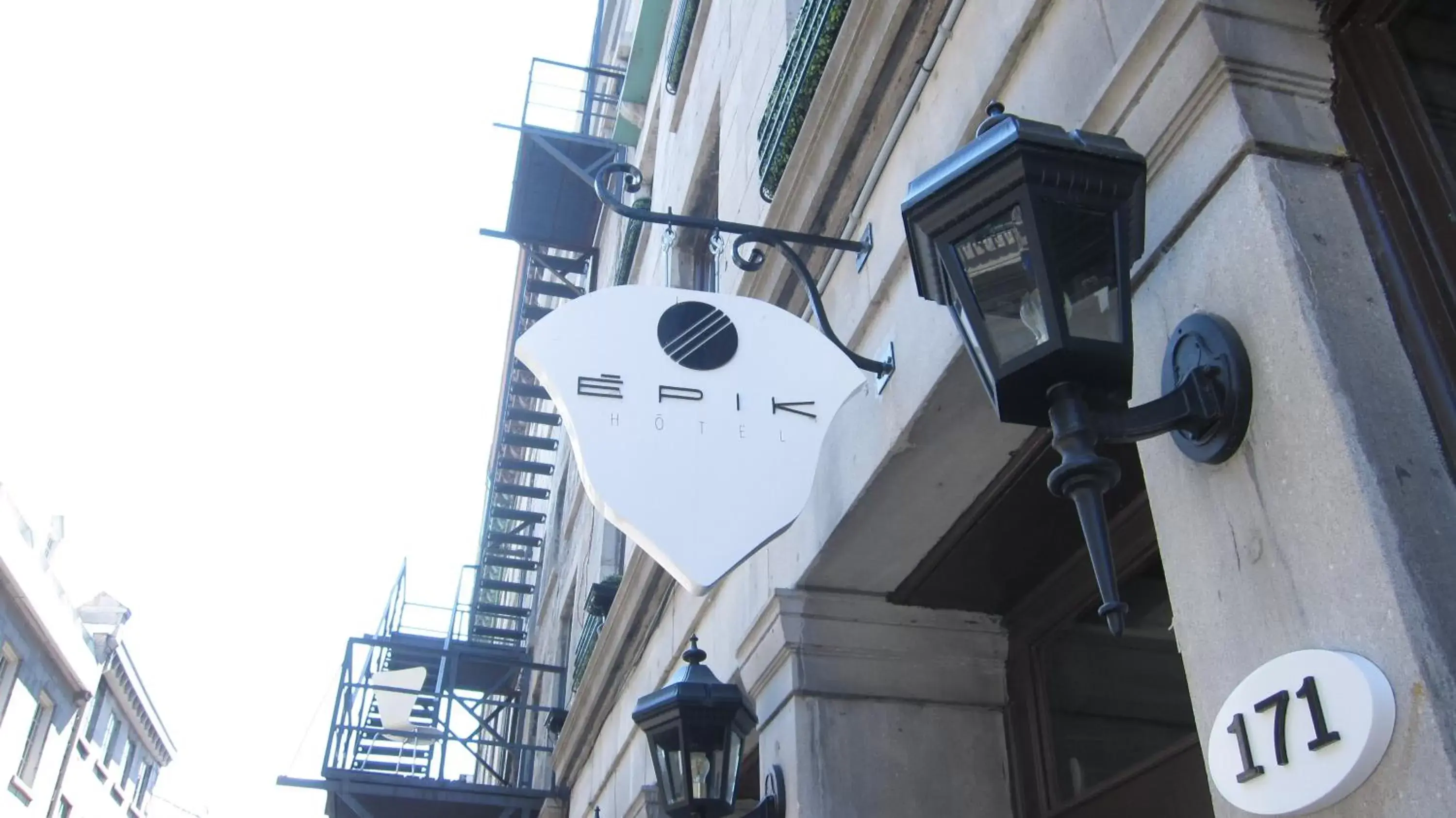 Facade/entrance, Balcony/Terrace in Hotel Épik Montréal