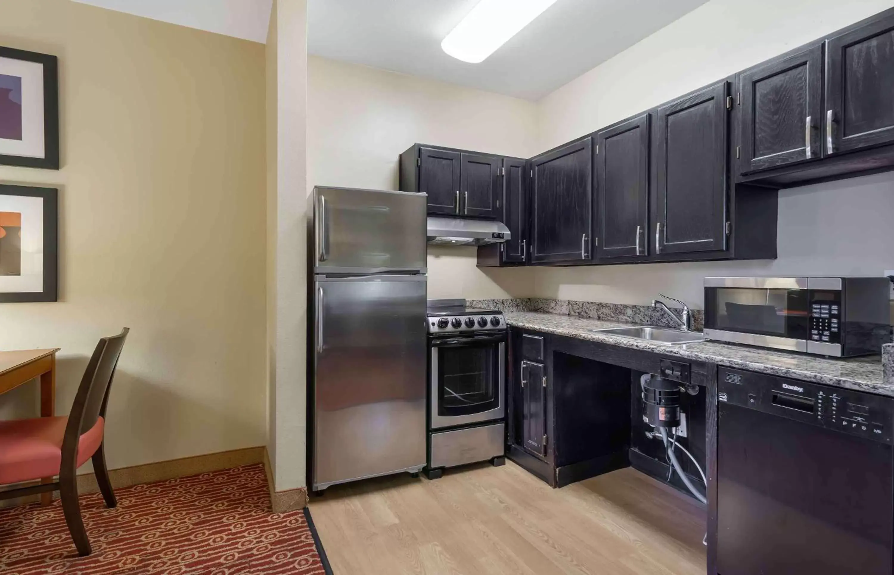 Bedroom, Kitchen/Kitchenette in Extended Stay America Suites - Atlanta - Northlake