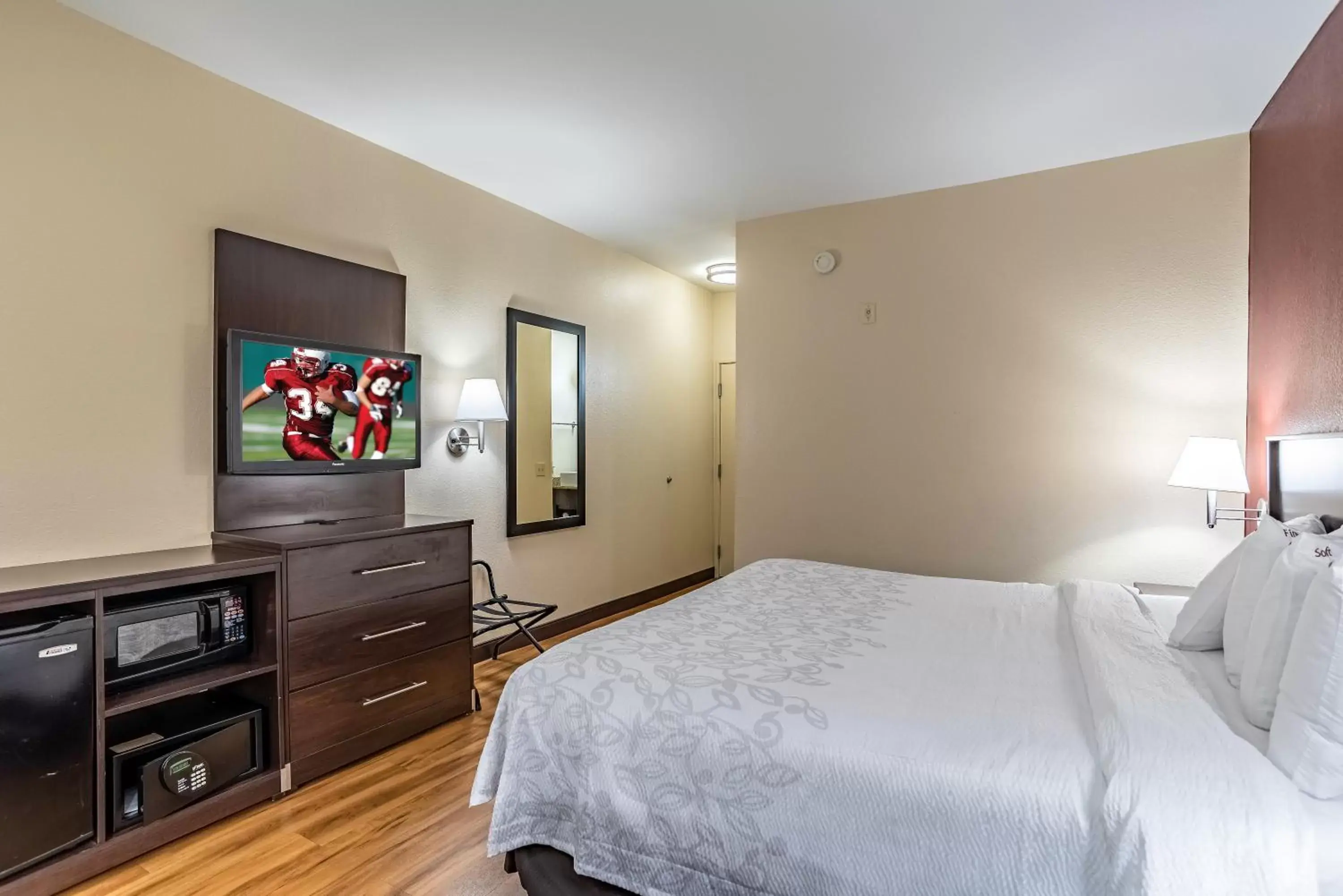Bedroom, Bed in Red Roof Inn PLUS+ Tempe - Phoenix Airport