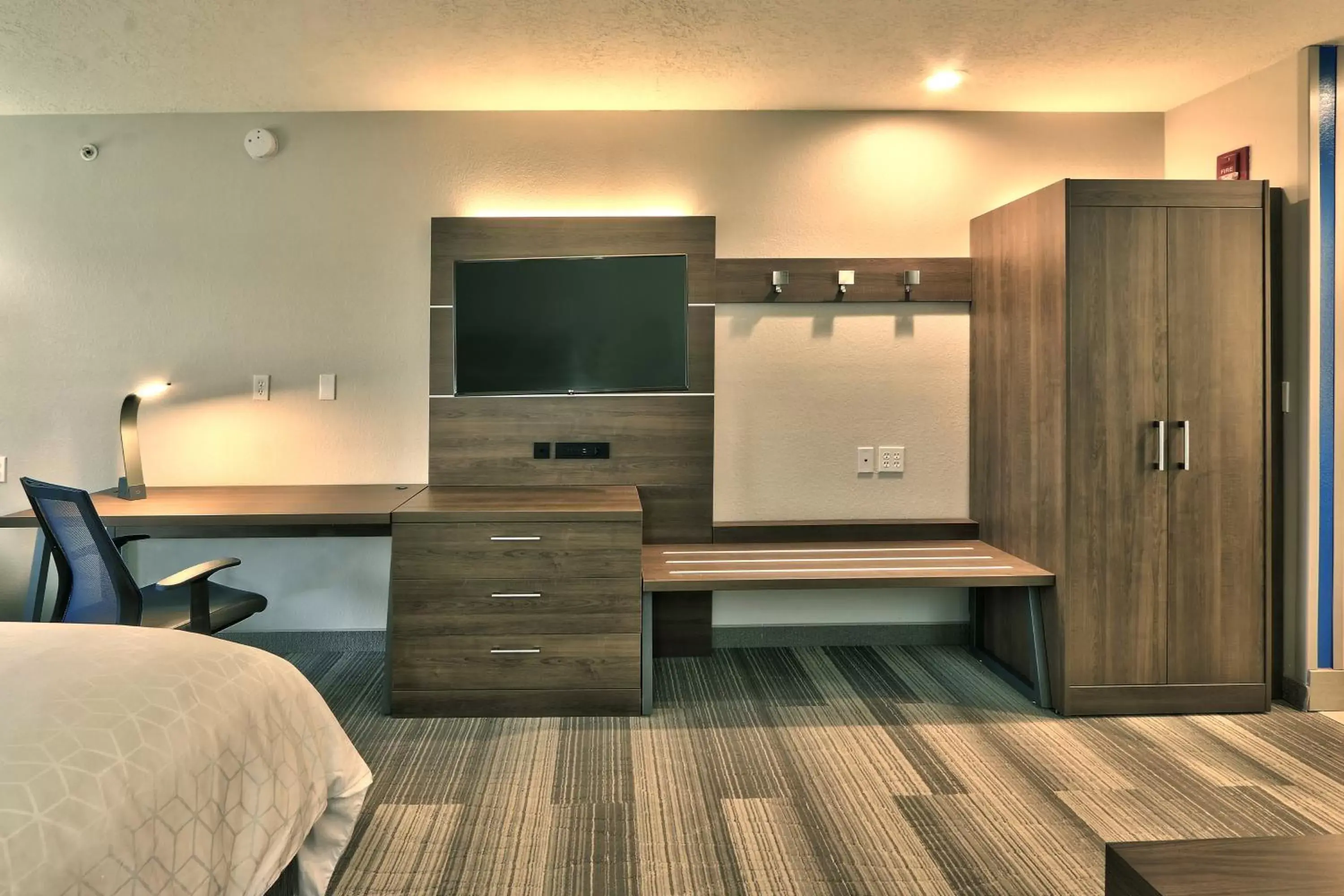 Bedroom, TV/Entertainment Center in Holiday Inn Express Socorro, an IHG Hotel