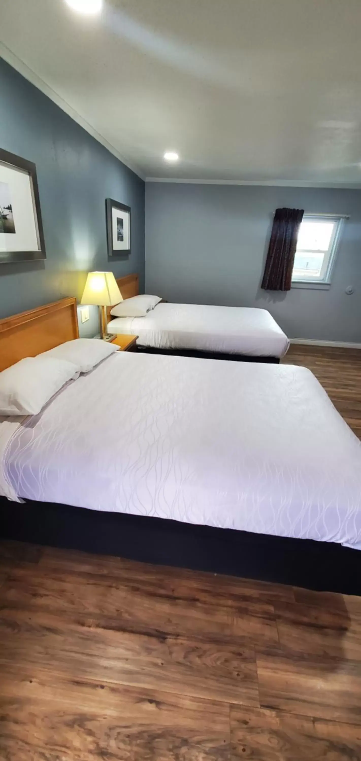 Bed in Travelers Inn