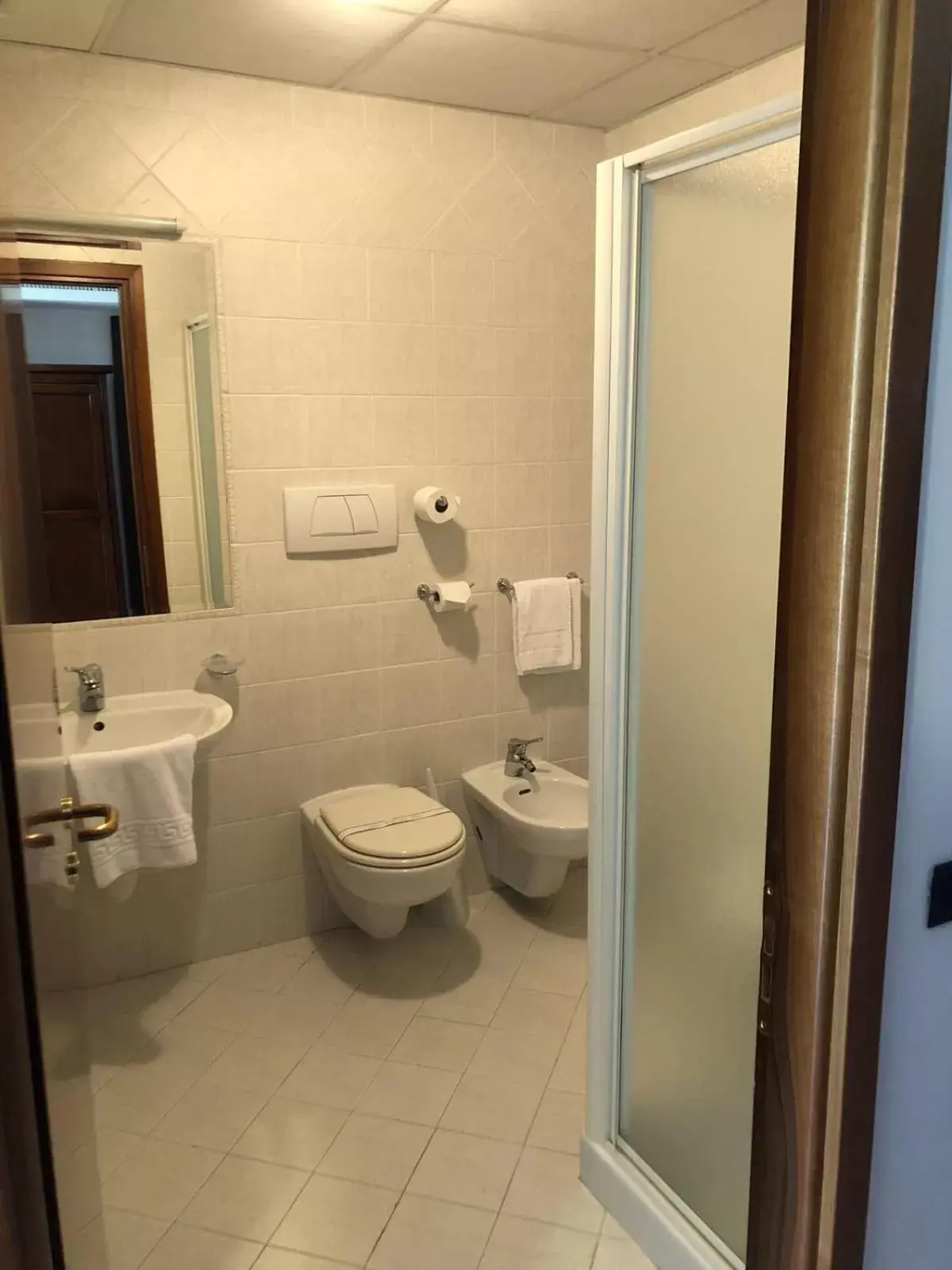 Shower, Bathroom in Hotel Sovestro