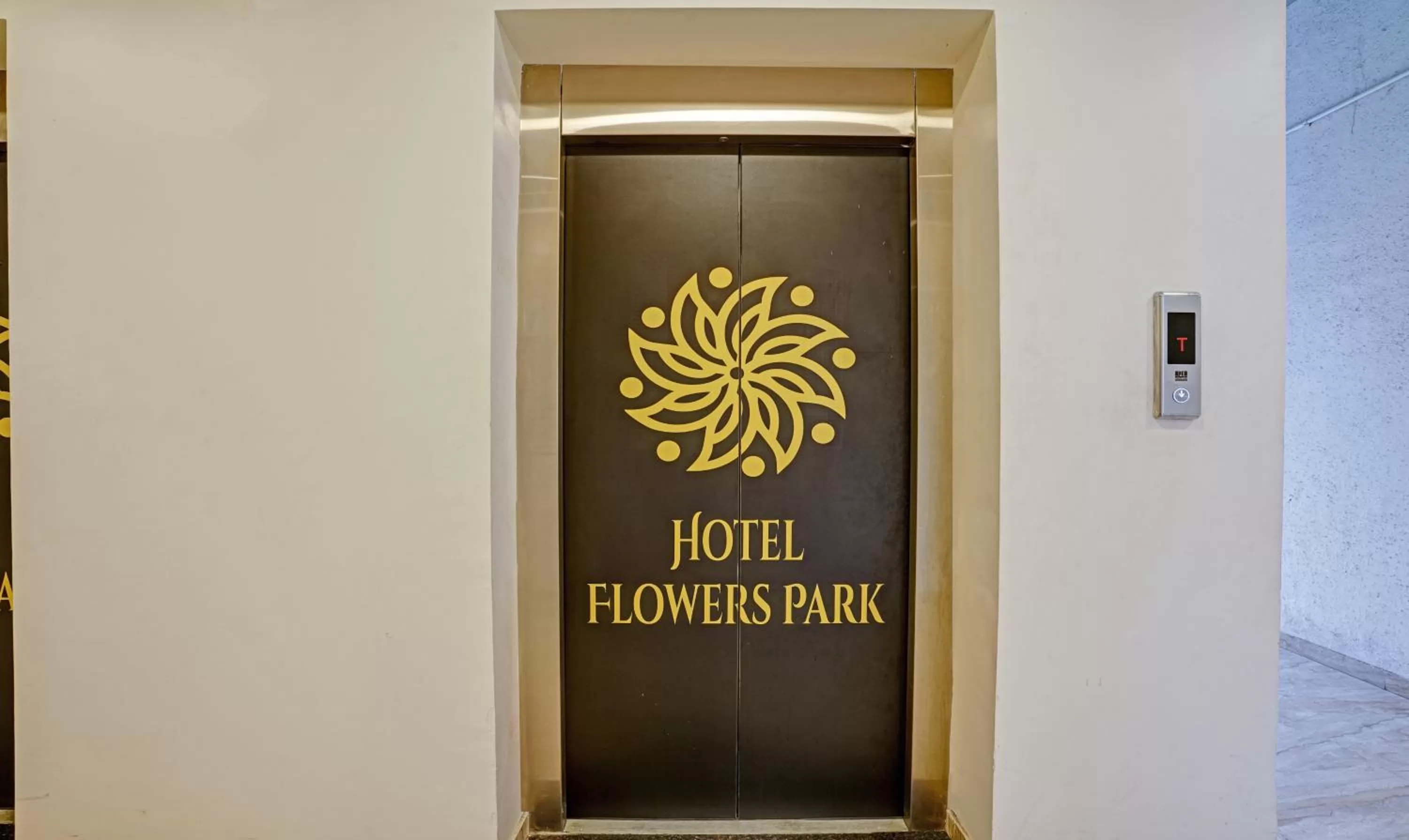 elevator in Itsy Hotels Flowers Park