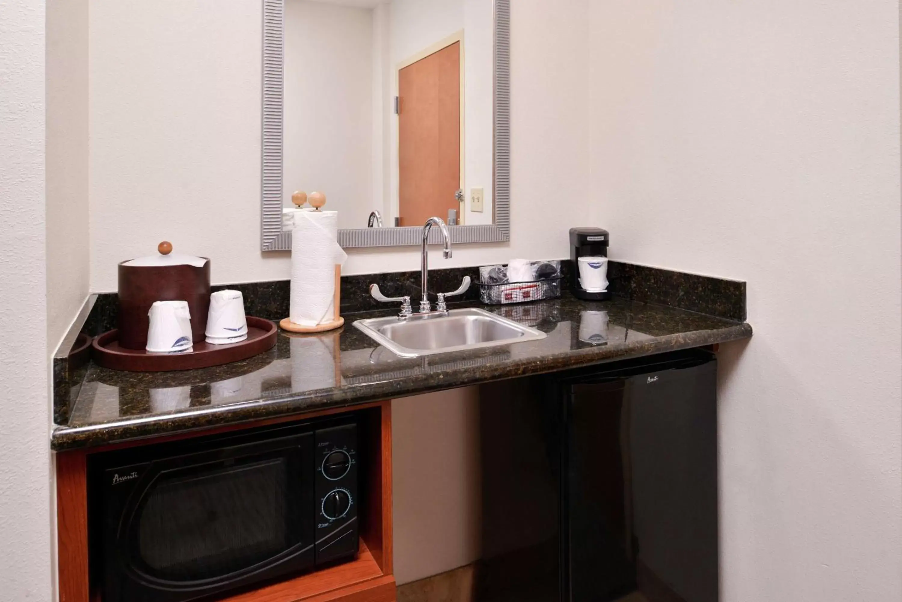 Kitchen or kitchenette, Bathroom in Hampton Inn & Suites Cape Coral / Fort Myers